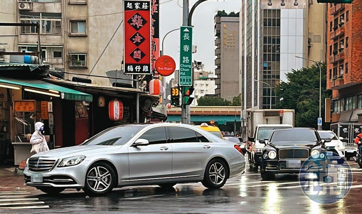 12/09  08:58 林知延二婚極為低調，2台禮車（箭頭處）未綁大紅綵帶，抵達新娘家也沒鳴炮、拜轎等儀式。