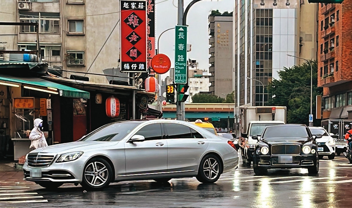 12/09  08:58 林知延二婚極為低調，2台禮車（箭頭處）未綁大紅綵帶，抵達新娘家也沒鳴炮、拜轎等儀式。