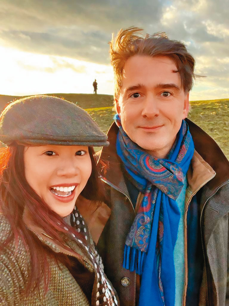 吳欣盈（左）雙喜臨門，日前飛往比利時，與夫婿Renaud（右）辦理結婚登記。