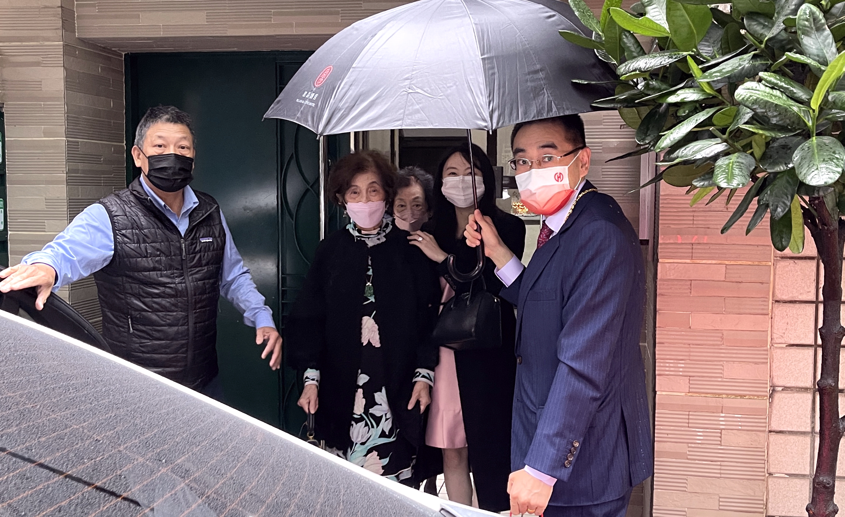 林知延迎娶太太Tiffany派出二台禮車，過程超低調。