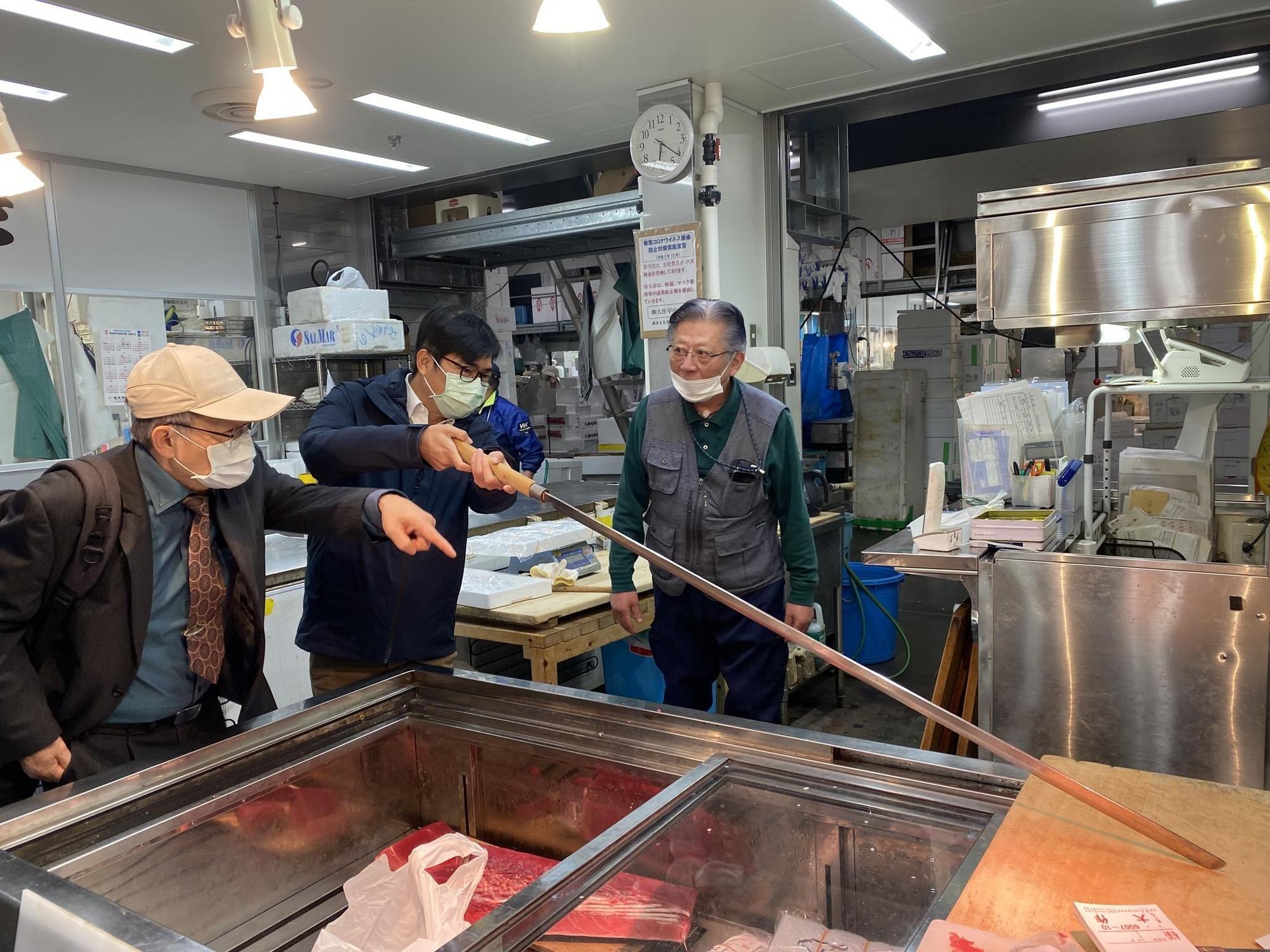 陳其邁今天前往豐洲市場，還體驗拿起切黑鮪的魚刀。（翻攝自陳其邁臉書）