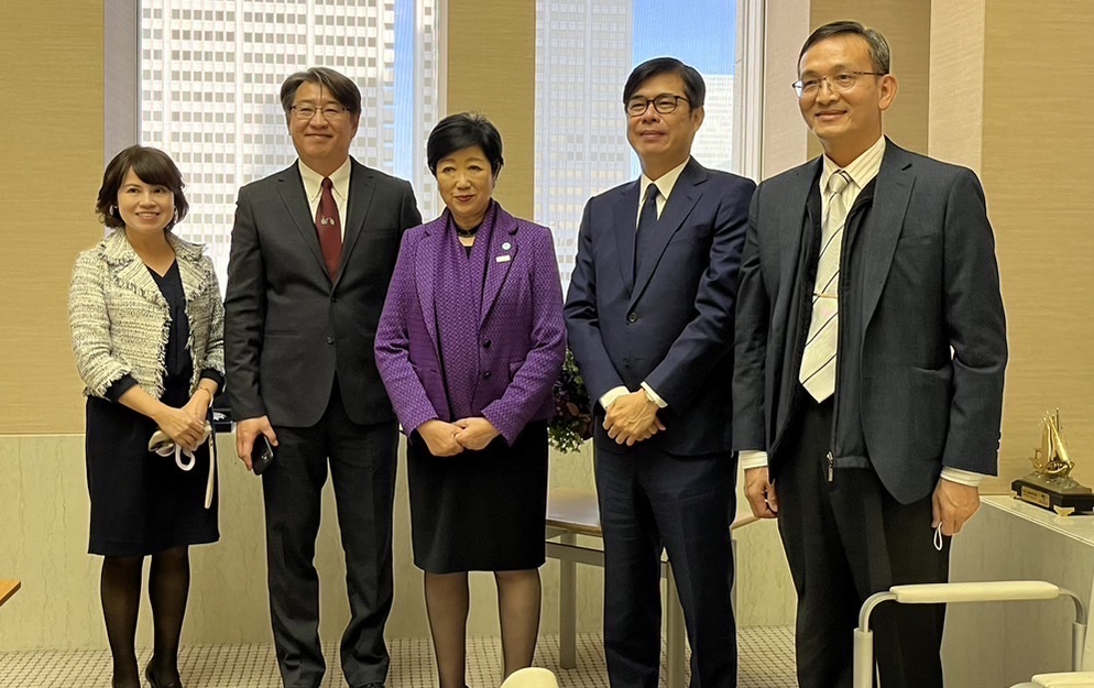 高雄市長陳其邁（右2）近日赴東京參訪，他昨天親自拜會東京都知事小池百合子（中）。（翻攝自陳其邁臉書）