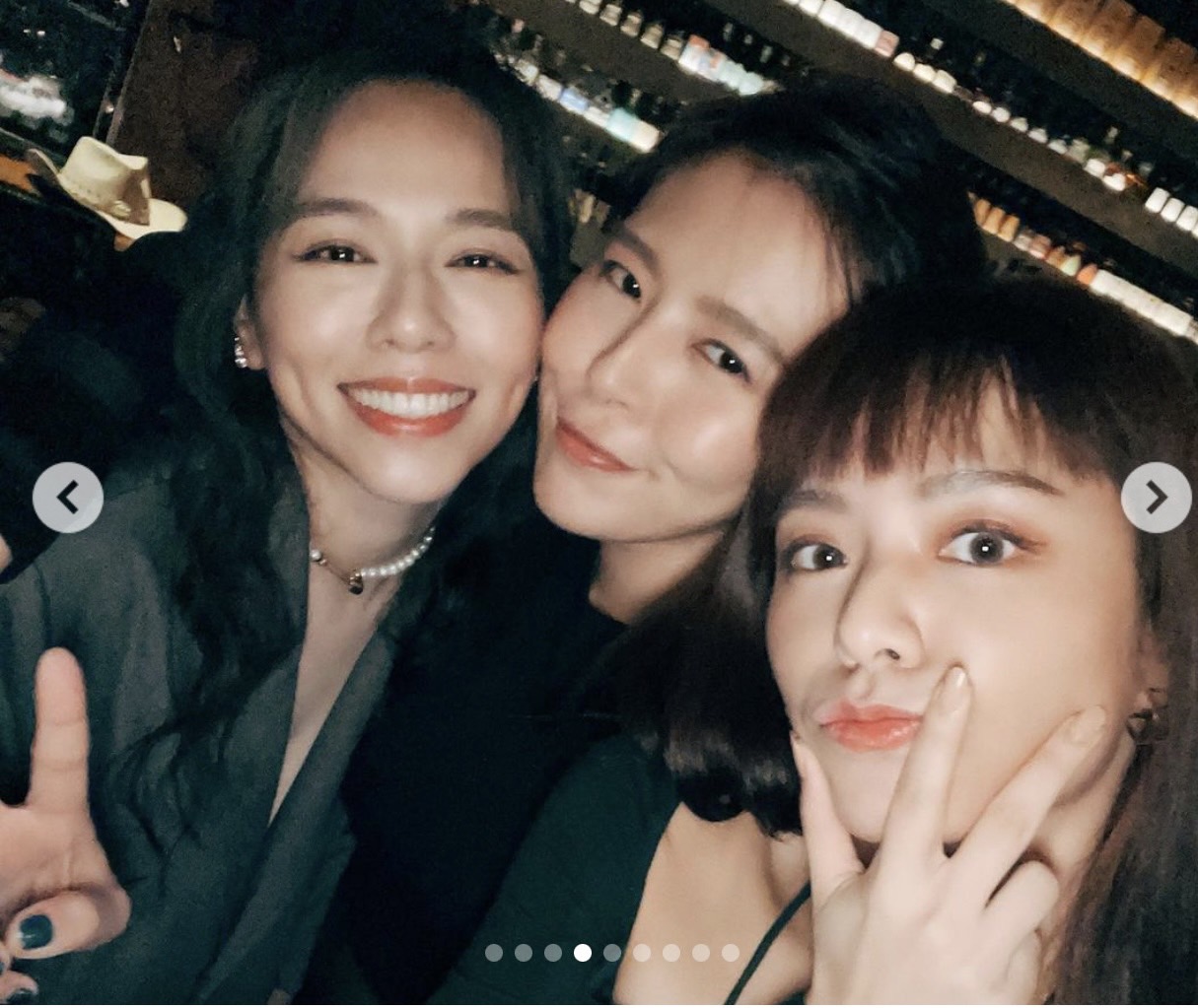 夏于喬（左）、宋芸樺（右）、劉品言（中）姊妹情濃，一起出席楊謹華生日派對。（翻攝自劉品言IG）