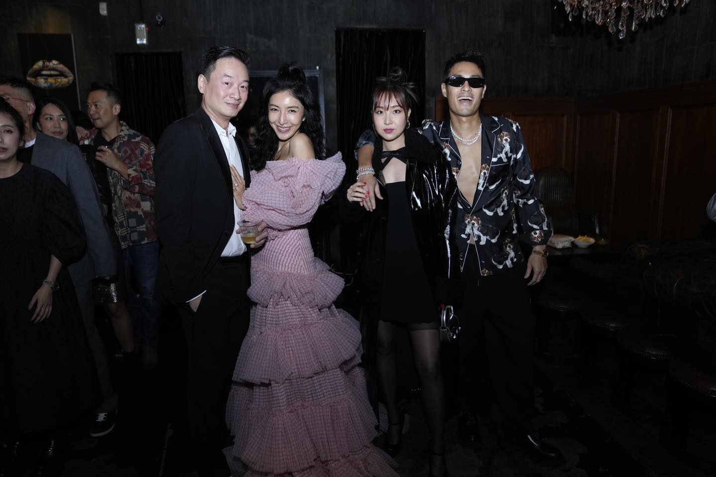 楊謹華夫妻（左1、2）和楊祐寧夫妻（右1、2）一起狂歡。（翻攝自楊謹華臉書）