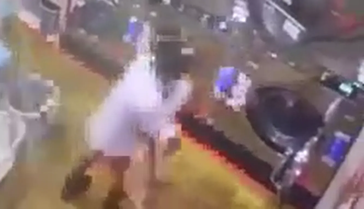這對男女對洗衣店覺得興奮。（翻自《Sanook》）