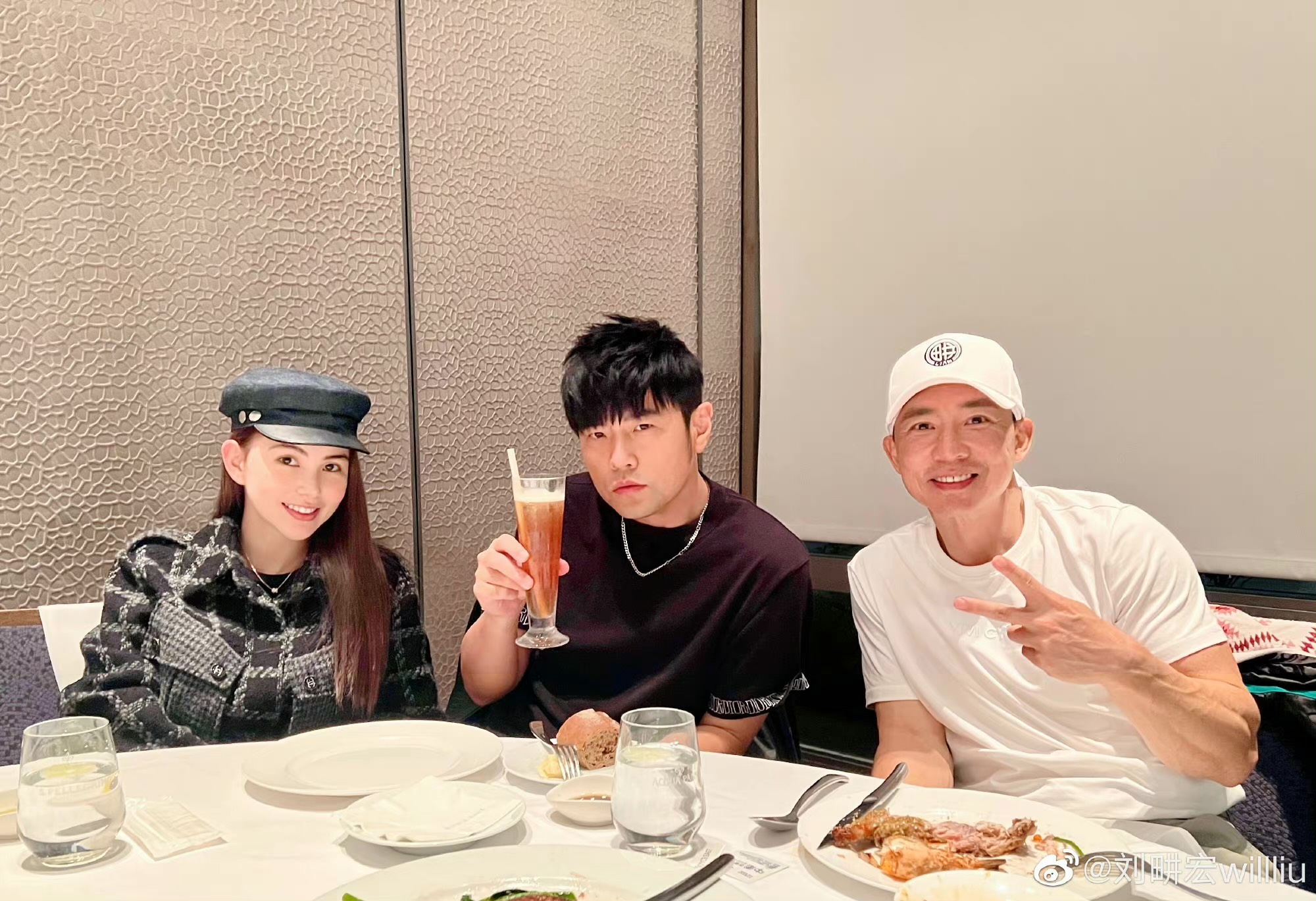 周杰倫（中）控制飲食，要讓大家見證他瘦身成功的樣子。（翻攝自劉畊宏微博）