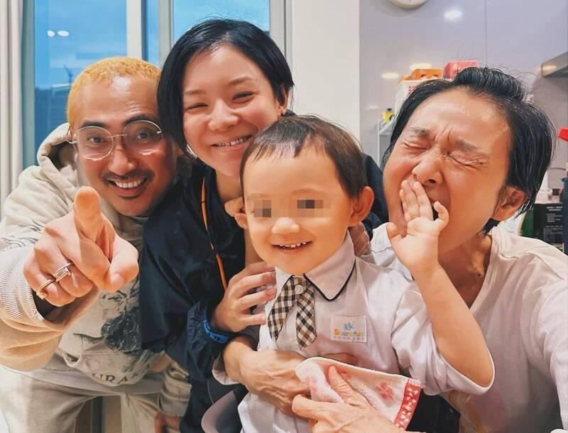 歐陽靖曬出小孩出生後的第一張全家福。（翻攝自歐陽靖臉書）