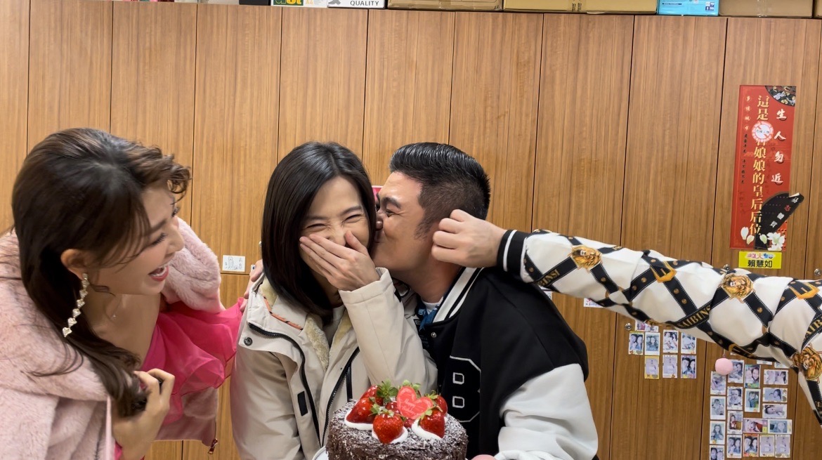 馬國畢端蛋糕對壽星楚宣獻吻，引起公憤。（民視提供）