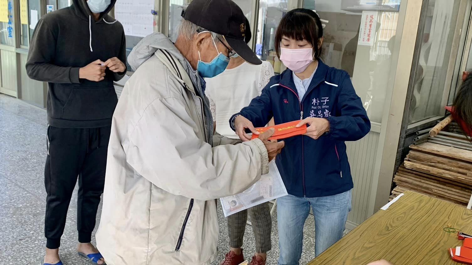 嘉義縣朴子市則自主發放給市民1,000元現金。(翻攝自吳品叡臉書)