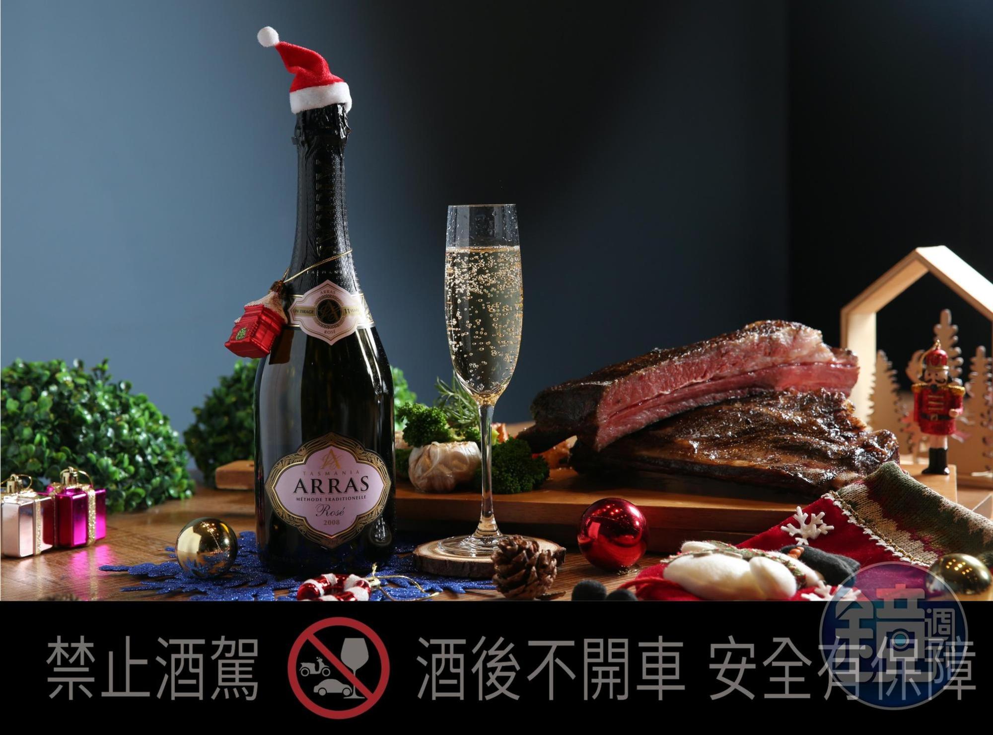 「亞拉斯玫瑰氣泡酒（2,970元／瓶）」的粉紅色相當低調，圓潤酒體對上「爐烤美國brandt beef自然牛帶骨牛小排（6,000元／70oz，需3天前預訂）」的焦脆肉感，量級相當。
