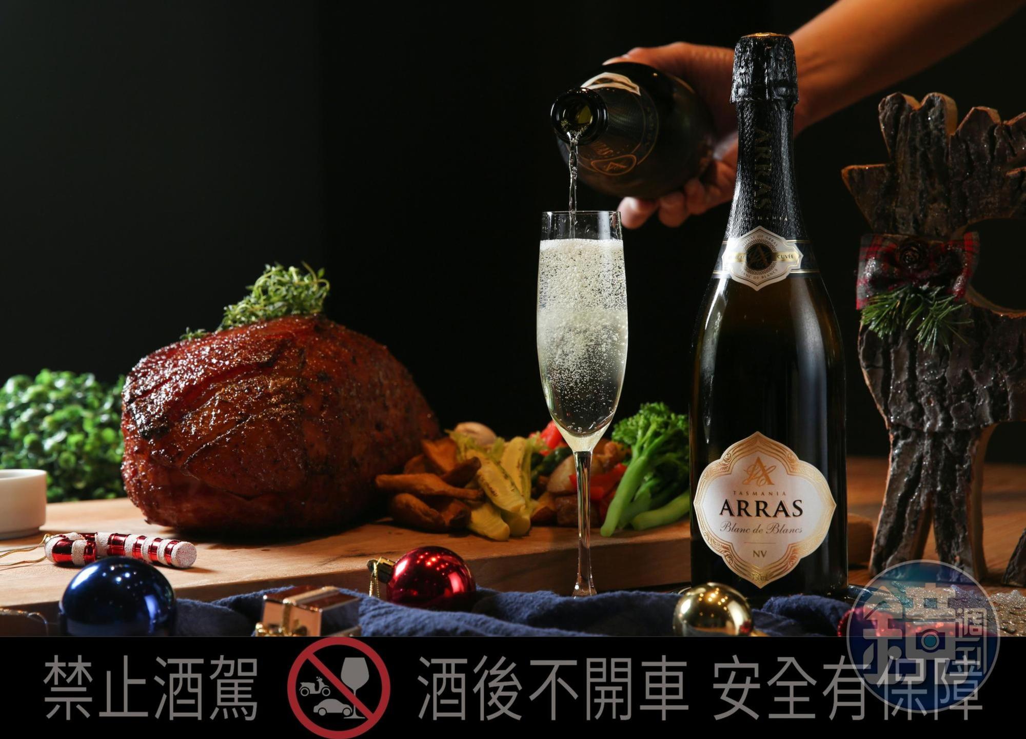 有檸檬果酸氣息的「亞拉斯白中白氣泡酒」（1,720元／瓶），酒感爽脆，與「RÒU BY T-HAM」精心烹製的「爐烤蜜汁帶皮火腿（3,000元／70oz，圖為140oz，需3天前預訂）」，一酸一甜。