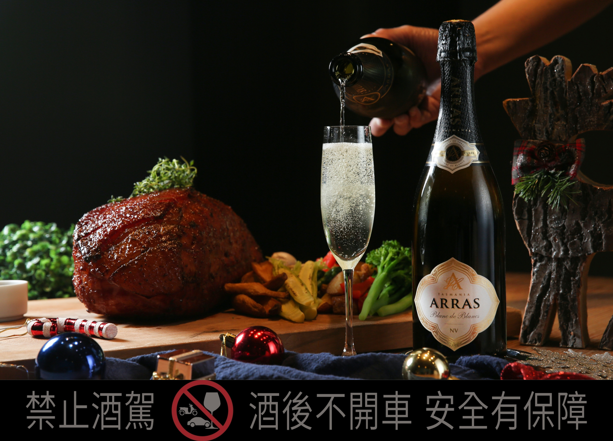 有檸檬果酸氣息的「亞拉斯白中白氣泡酒」（1,720元／瓶），酒感爽脆，與「RÒU BY T-HAM」精心烹製的「爐烤蜜汁帶皮火腿（3,000元／70oz，圖為140oz，需3天前預訂）」，一酸一甜。