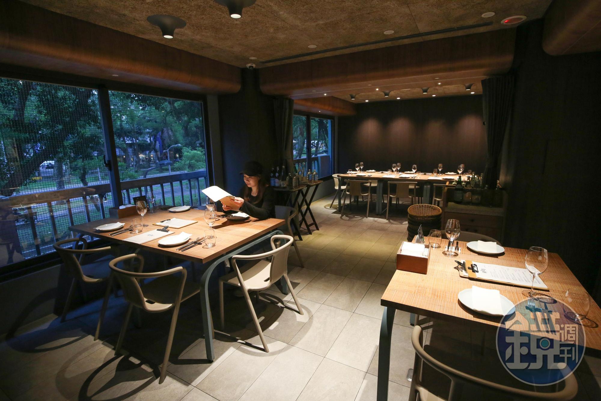 「RÒU BY T-HAM」餐廳位於2樓，主打豐富美味的肉類大菜。