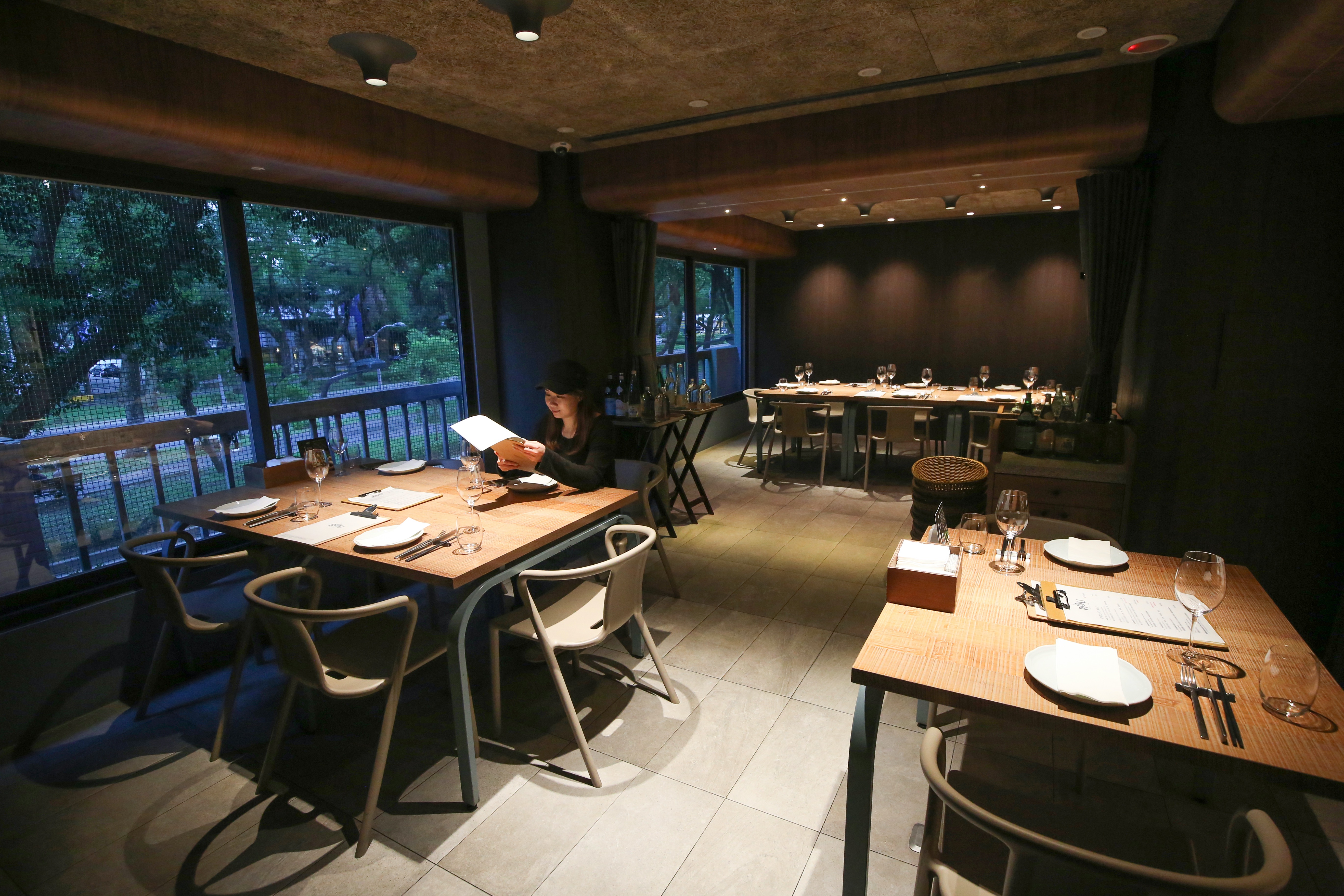 「RÒU BY T-HAM」餐廳位於2樓，主打豐富美味的肉類大菜。