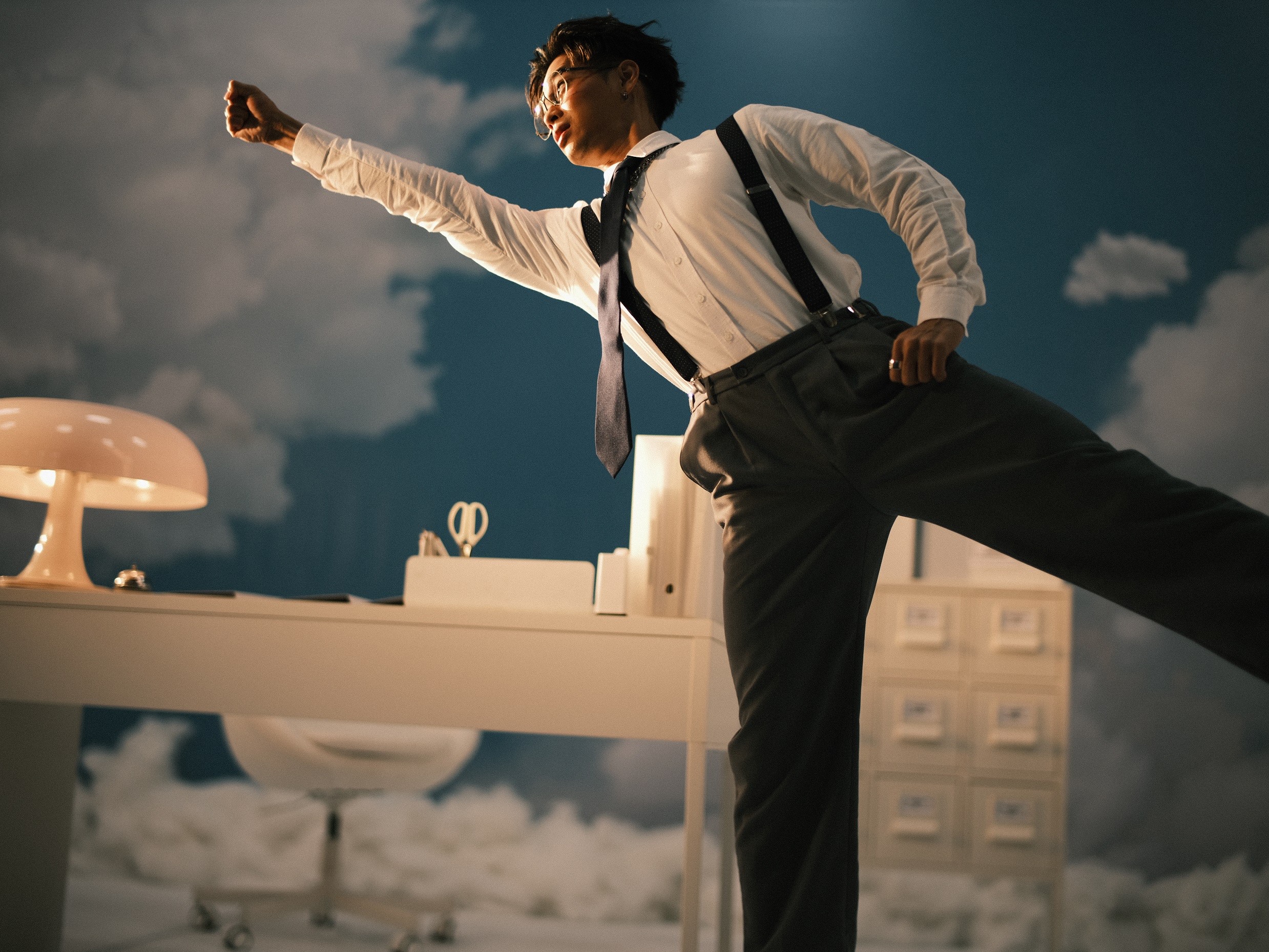 高爾宣推新歌〈Take me〉,MV中化身最帥守護天使。(龍大謝音樂提供)