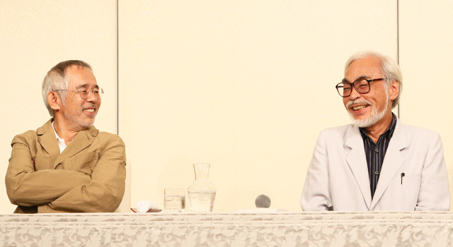 宮﨑駿(右)2013年在鈴木敏夫的陪伴下召開引退記者會。(翻攝自cinema cafe)