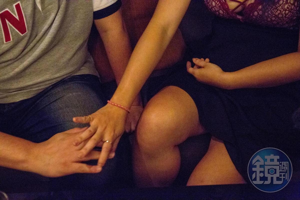 葉男帶妻子與一群好友唱歌,竟尾隨好友老婆到女廁,逼其口交。(示意圖,本刊資料照)