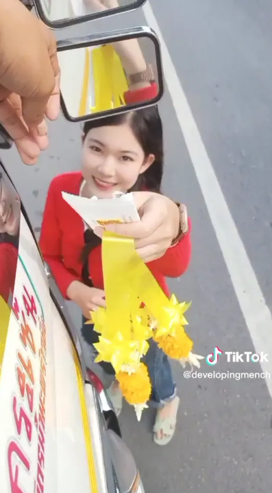 走出攤子的,是正妹一枚。(翻自TikTok)