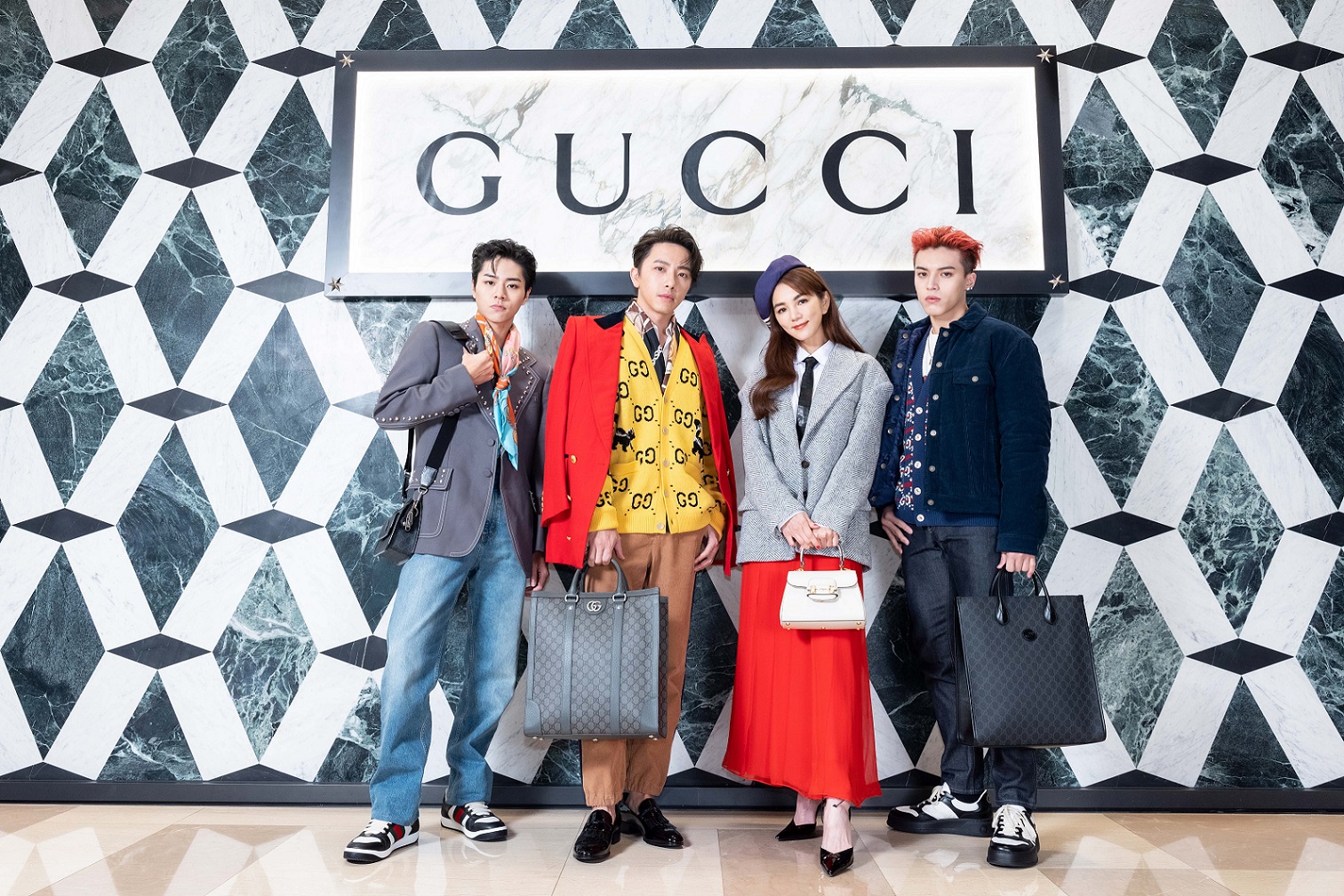 （左起）Ozone成員佳辰、坤達、Ella陳嘉樺、哲言一同出席GUCCI板橋大遠百專門店開幕活動。（古馳提供）