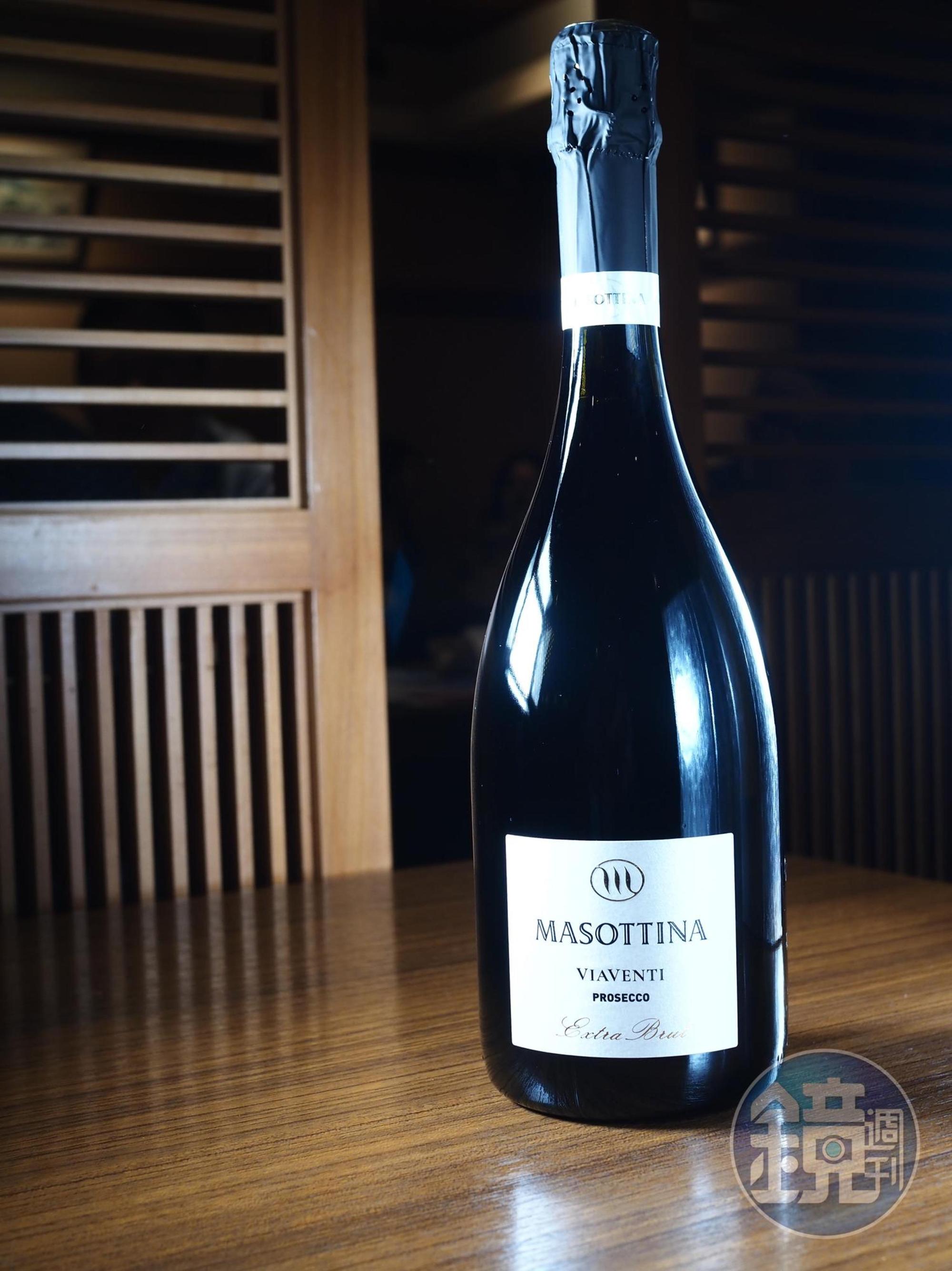 Masottina的「VIAVENTI EXTRA BRUT」使用85％的Glera與15％的Chardonnay釀成，酒廠利用重力自然榨汁，保留了白葡萄的優美細緻。
