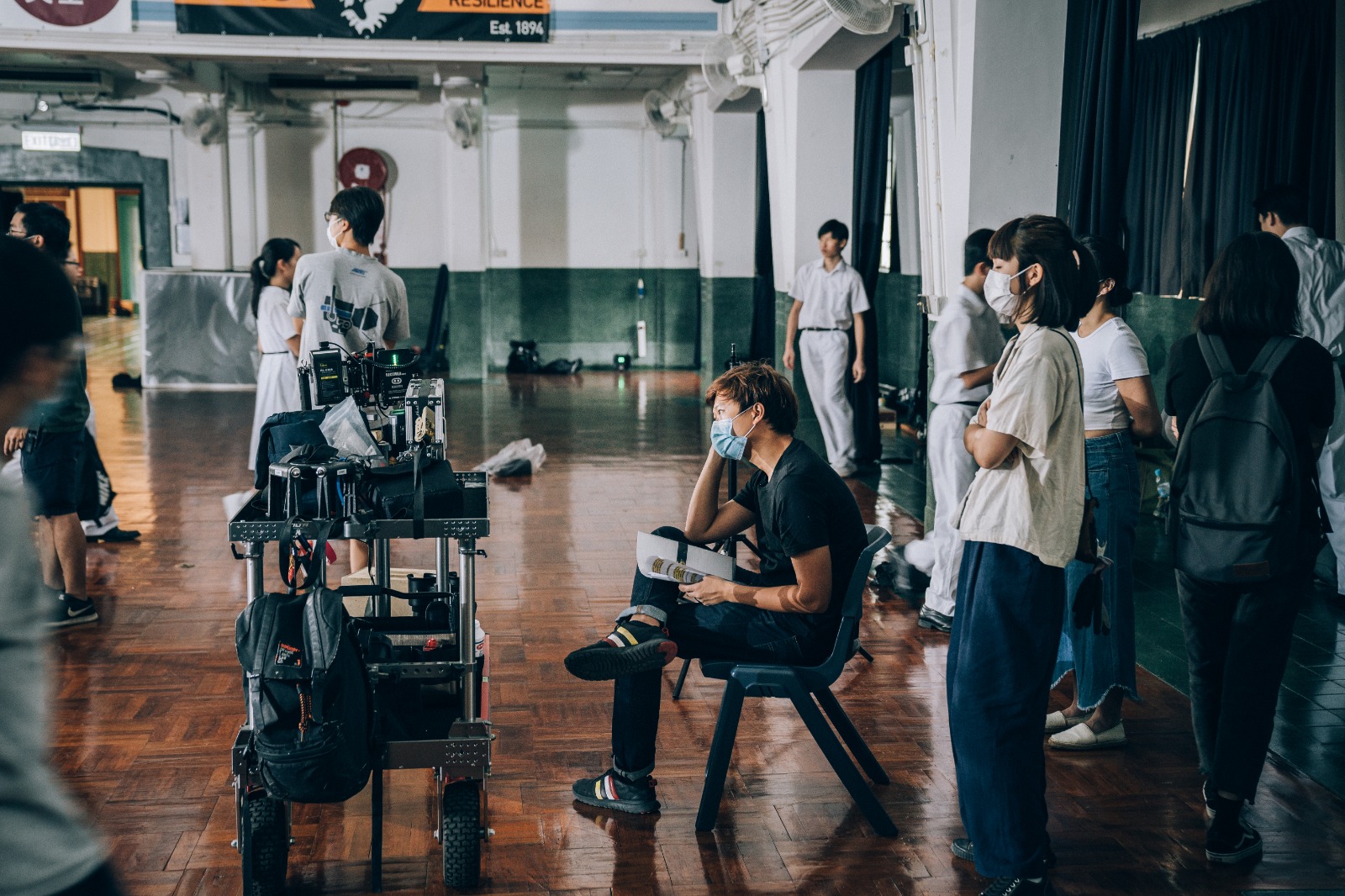 紀錄片《憂鬱之島》結合紀實與戲劇重演，過程中導演陳梓桓（坐者）面臨不小的壓力。（光年映畫提供）