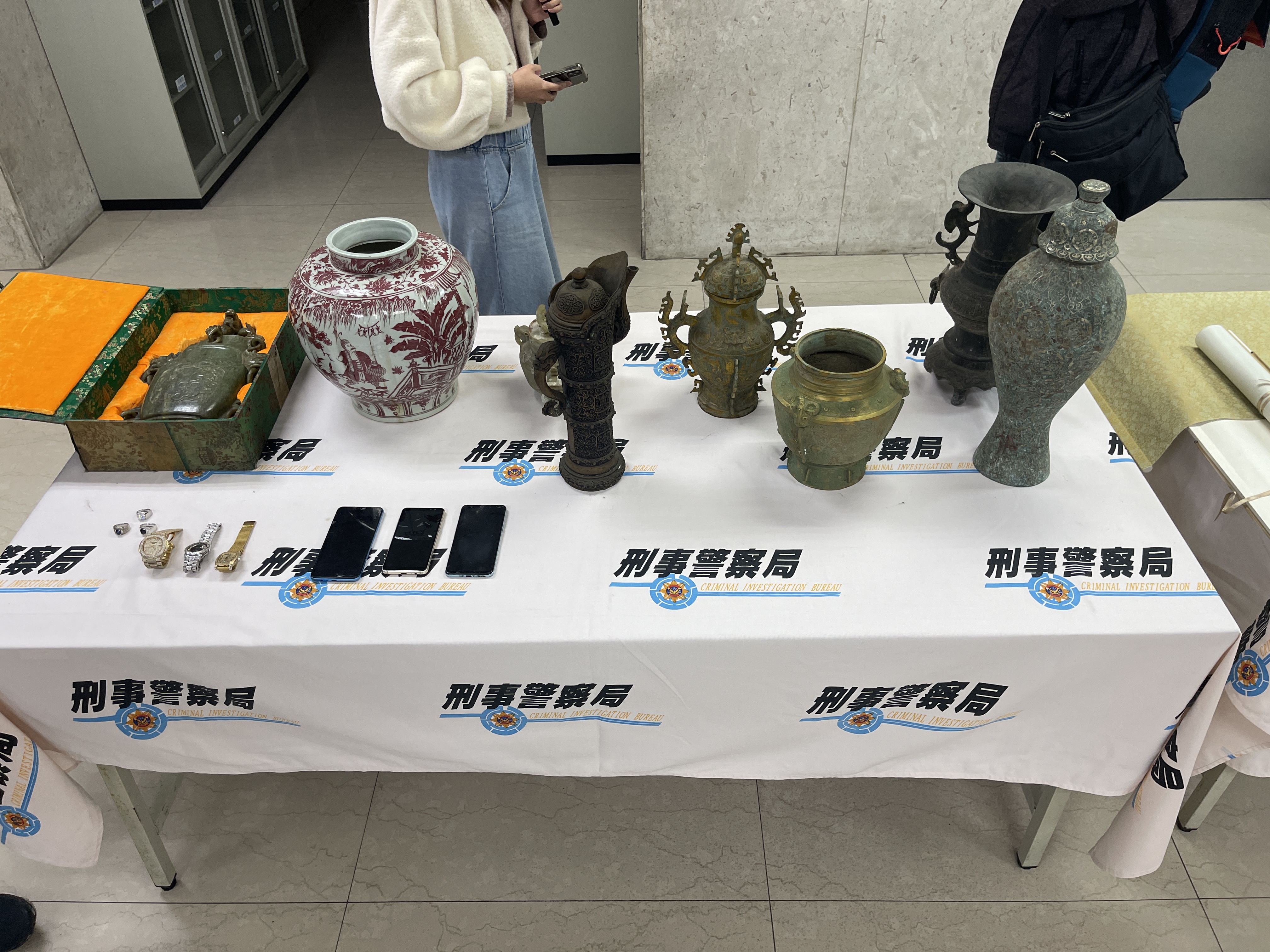 警方在張嫌住處起出市價超過百億元的古董。（刑事局提供）