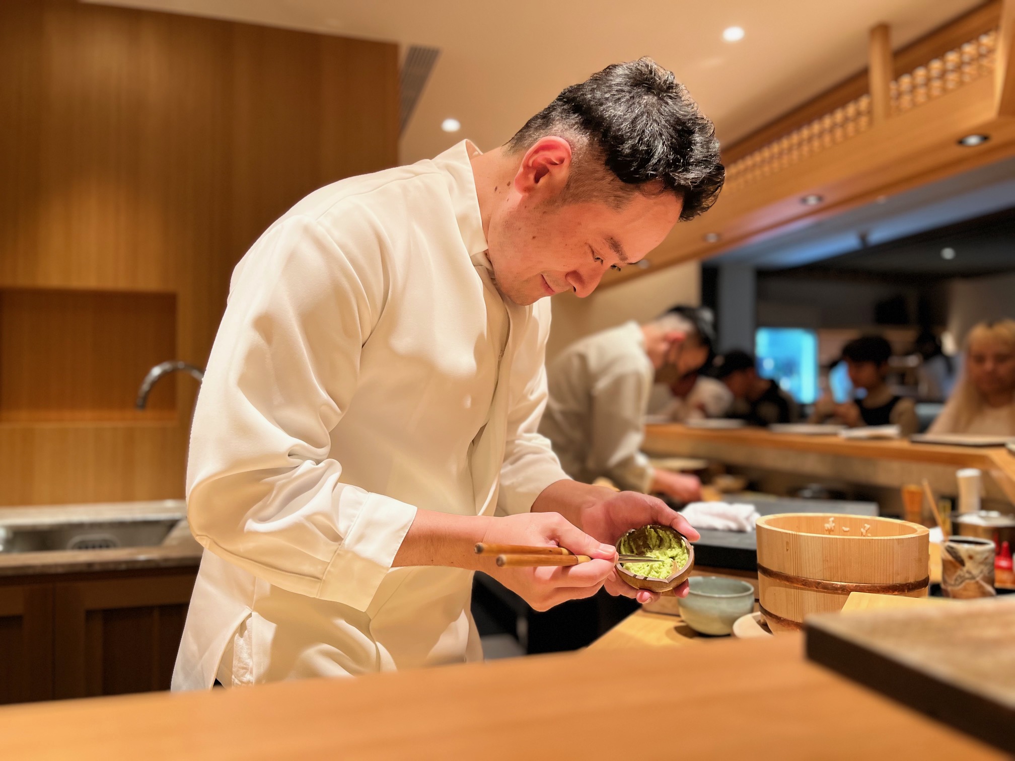 登龍門開幕記者餐會，天本昇吾特別進板前督導品質。