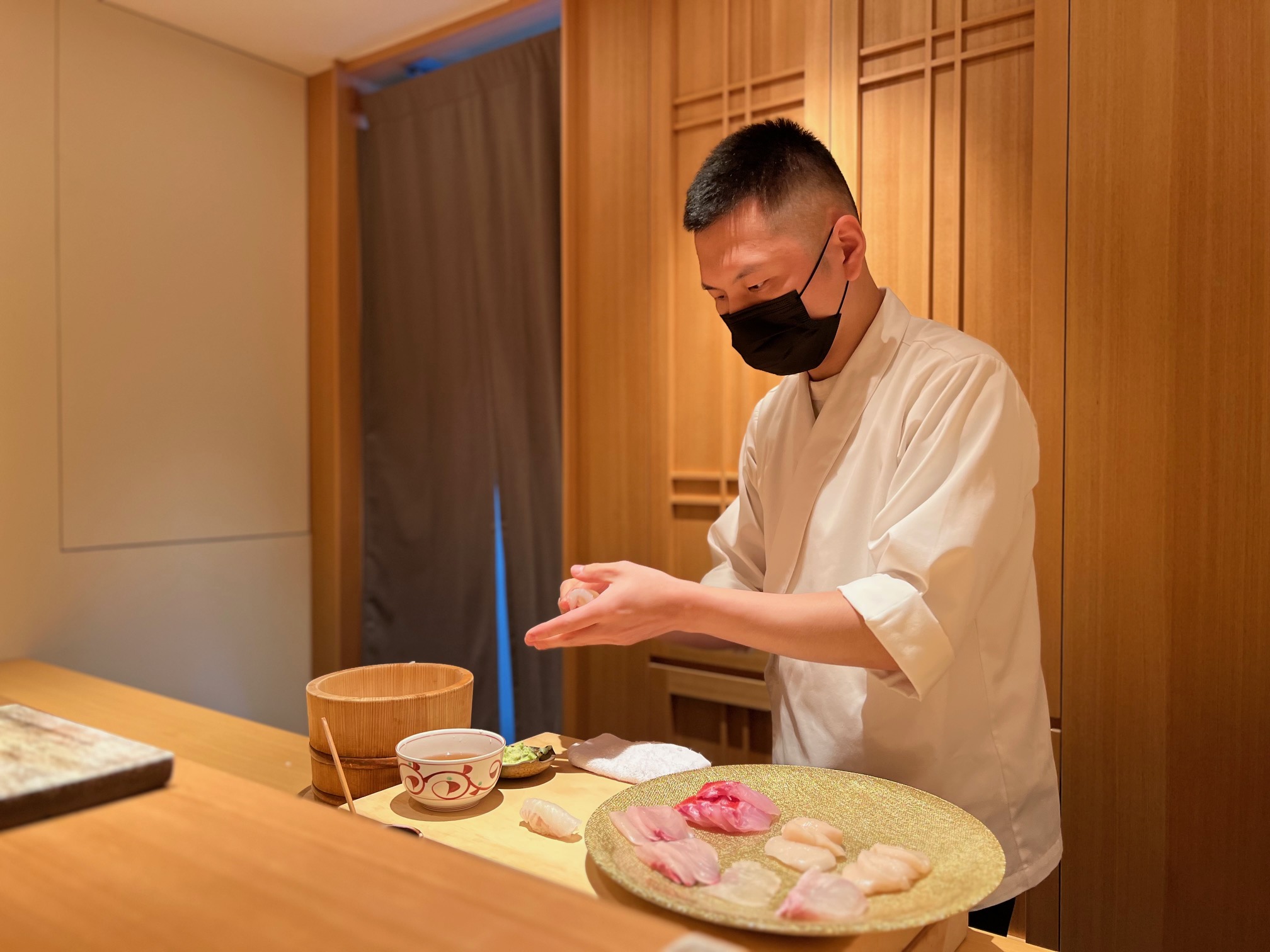 在鮨天本修業的弟子會輪流到登龍門站板前。