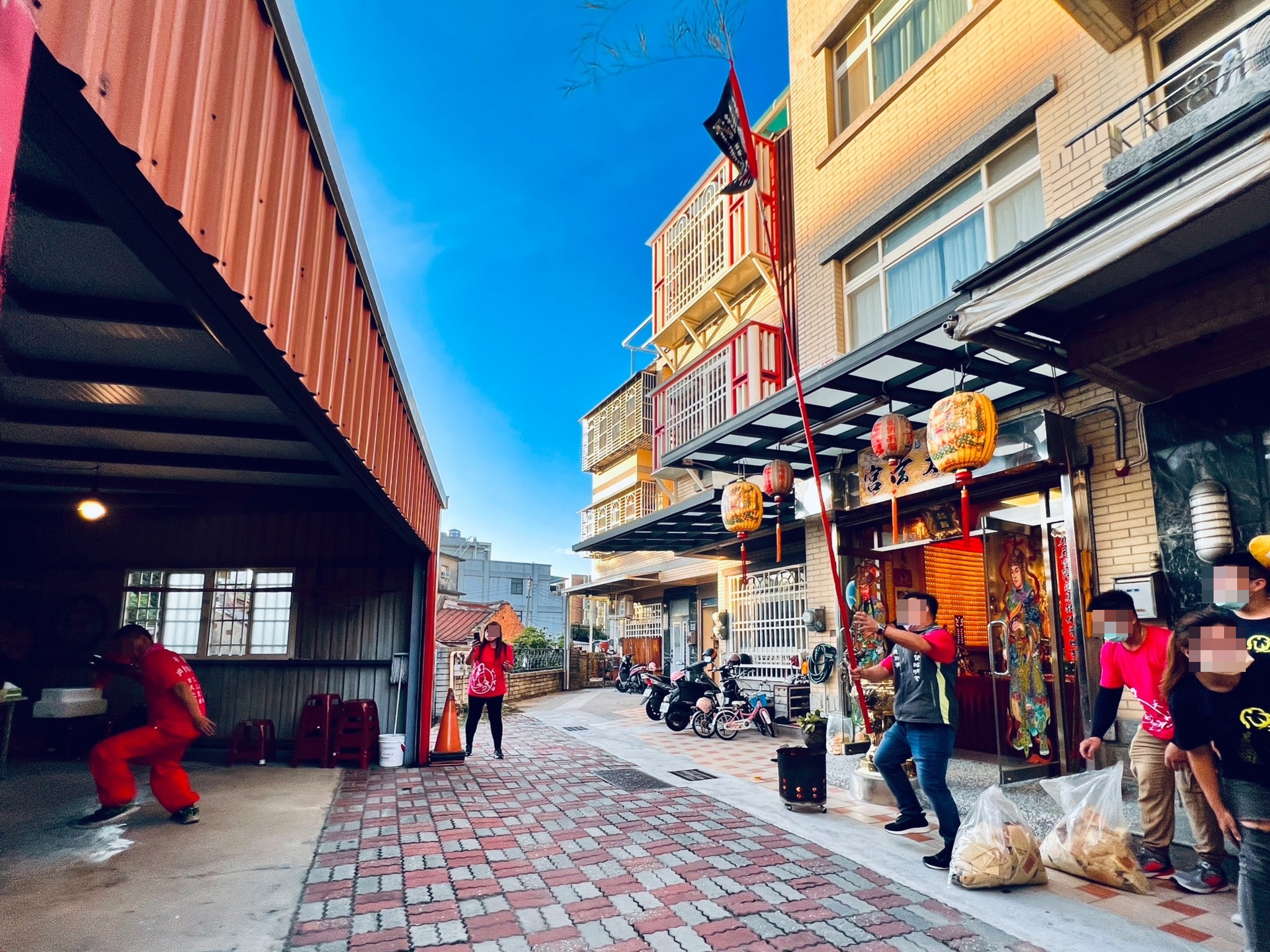 網友經查閱Google地圖比對照片，該宮廟的雨遮縱深，目測超過法定規定，已屬違建無疑。（翻攝爆料公社）