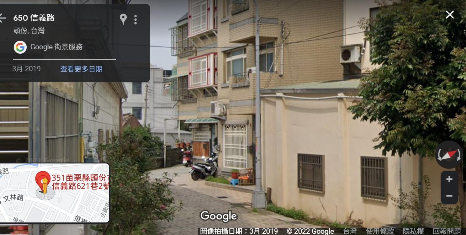 網友指出，按Google地圖2019年之街景圖可以發現，宮廟與左右兩戶，皆無雨遮違建。（翻攝爆料公社）