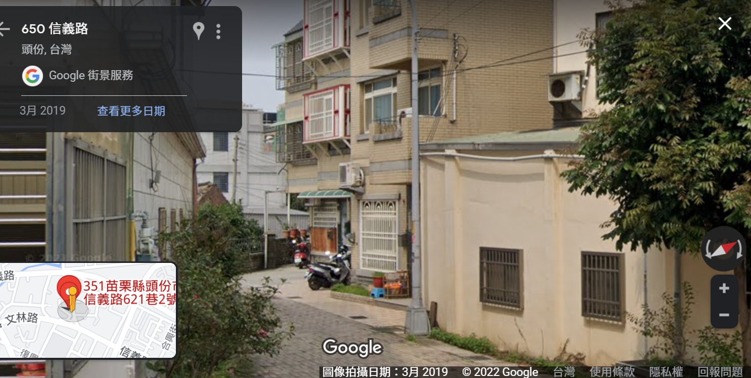 網友指出，按Google地圖2019年之街景圖可以發現，宮廟與左右兩戶，皆無雨遮違建。（翻攝爆料公社）