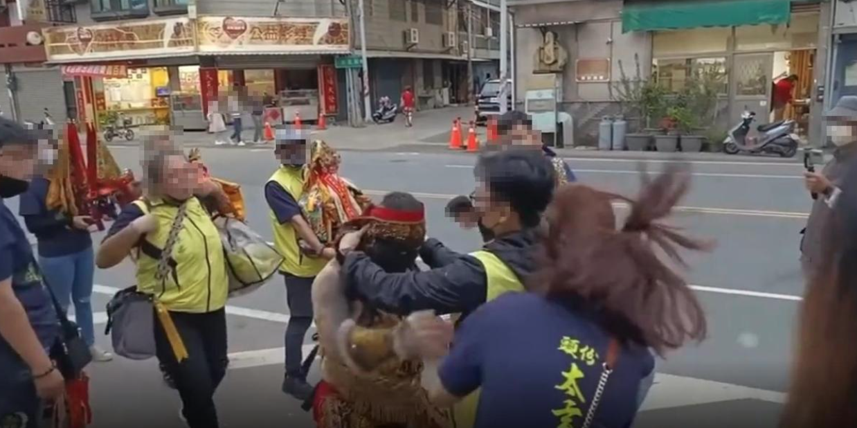 苗栗頭份太玄宮「墨龍中壇元帥」的乩身在起乩降駕時，突然賞了女信徒響亮的一巴掌，畫面在網路上瘋傳。（翻攝畫面）