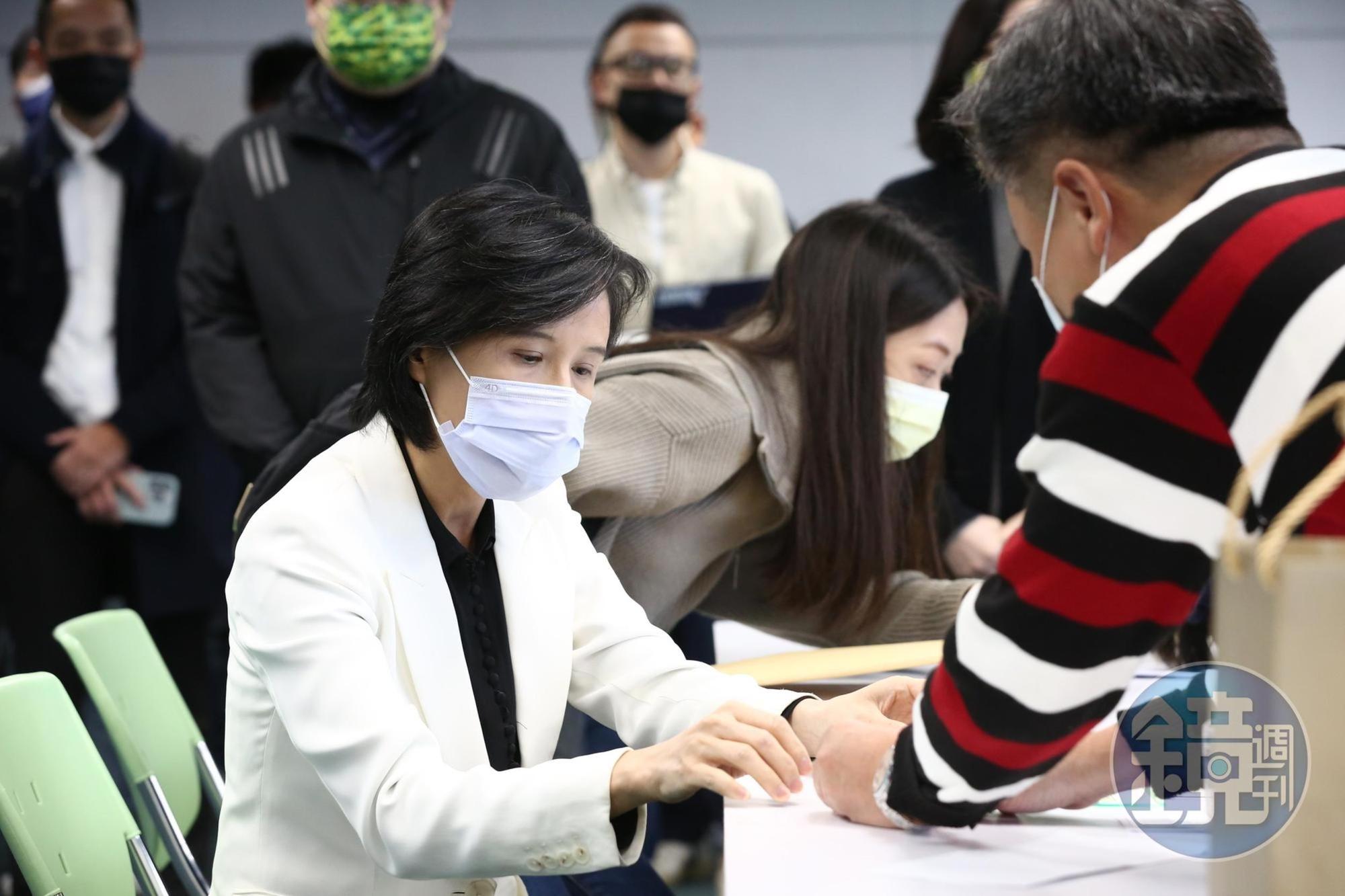 賴清德今委由鄭麗君前往黨中央登記參加第17屆黨魁補選。