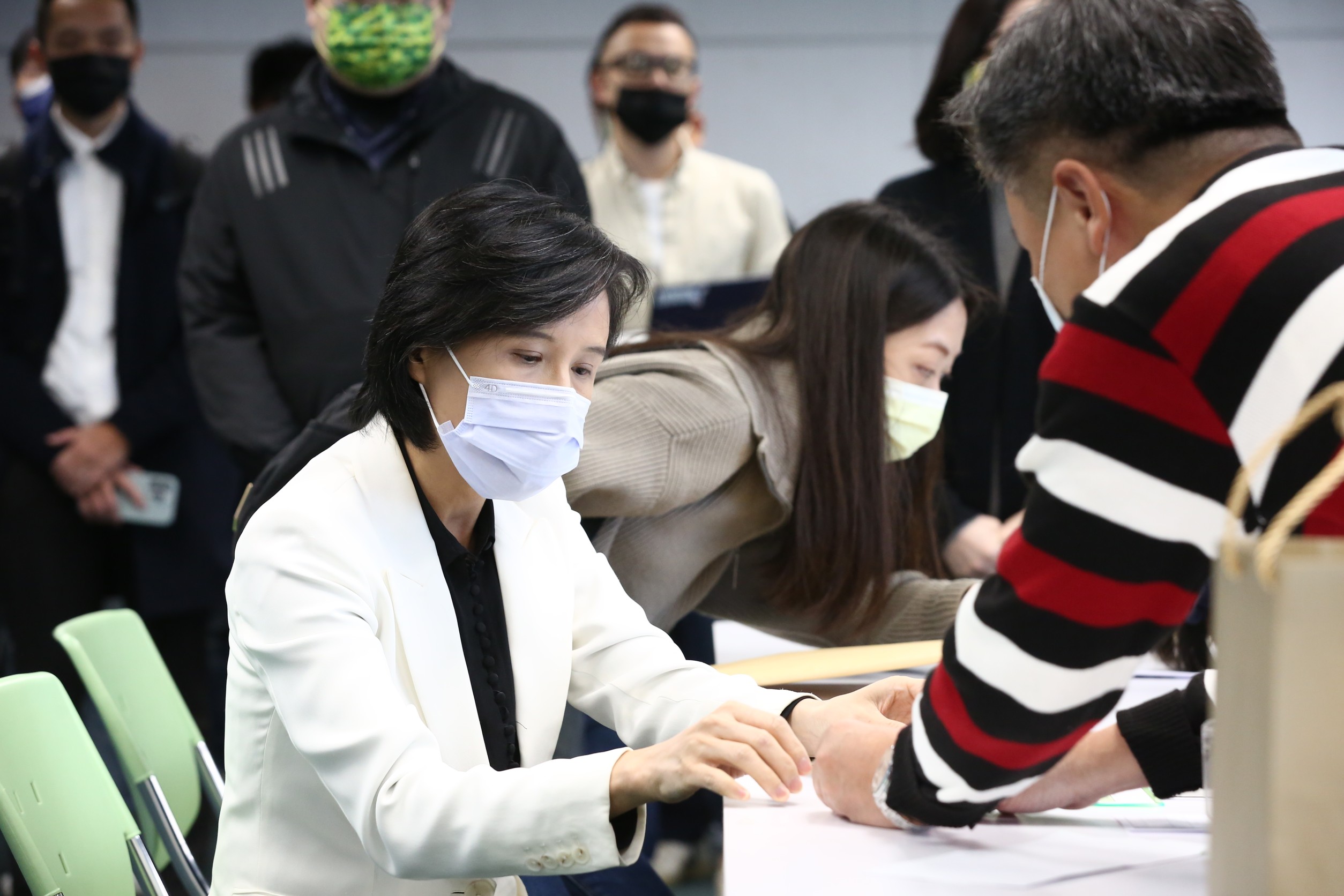 賴清德今委由鄭麗君前往黨中央登記參加第17屆黨魁補選。