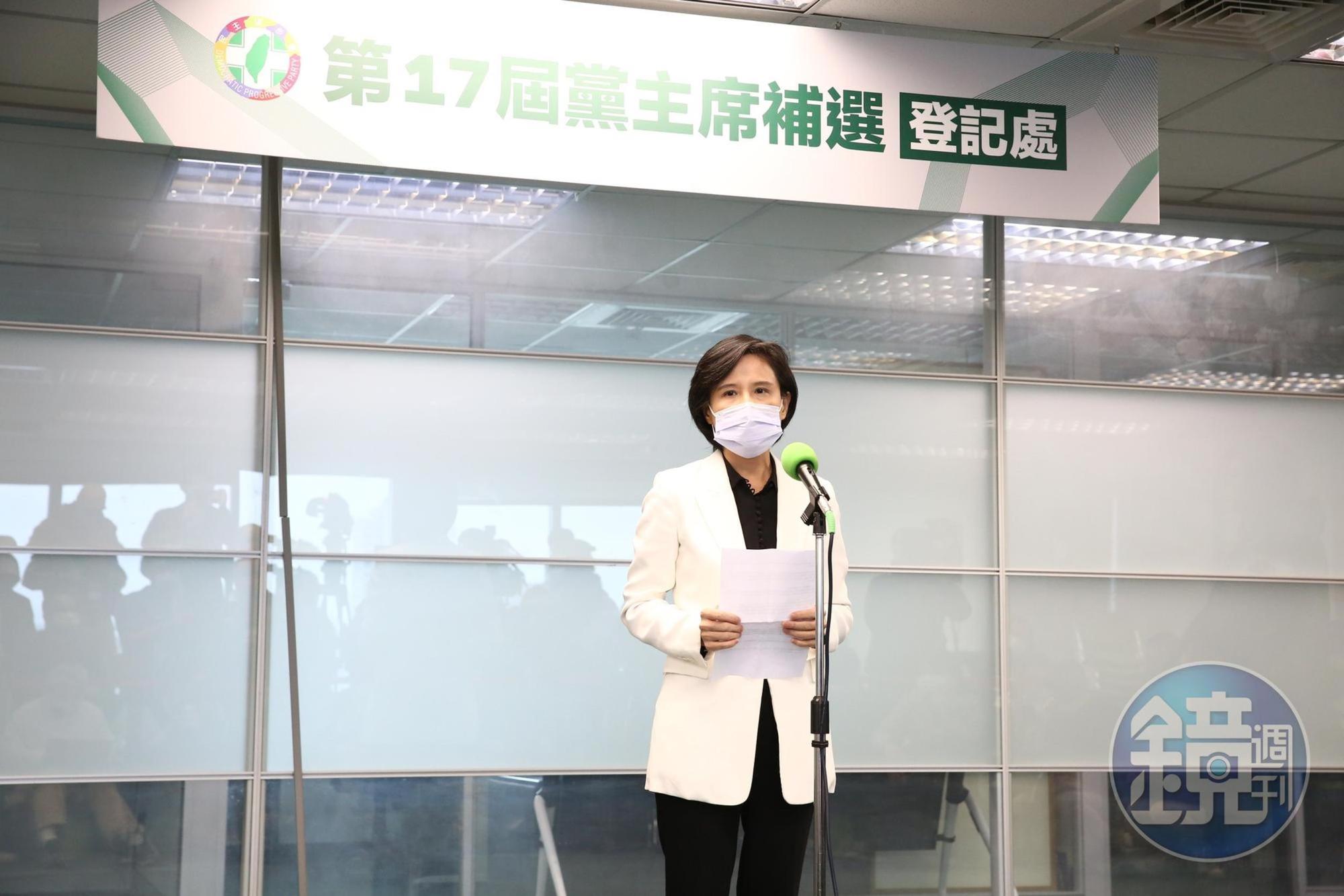 賴清德今委由鄭麗君前往黨中央登記參加第17屆黨魁補選。