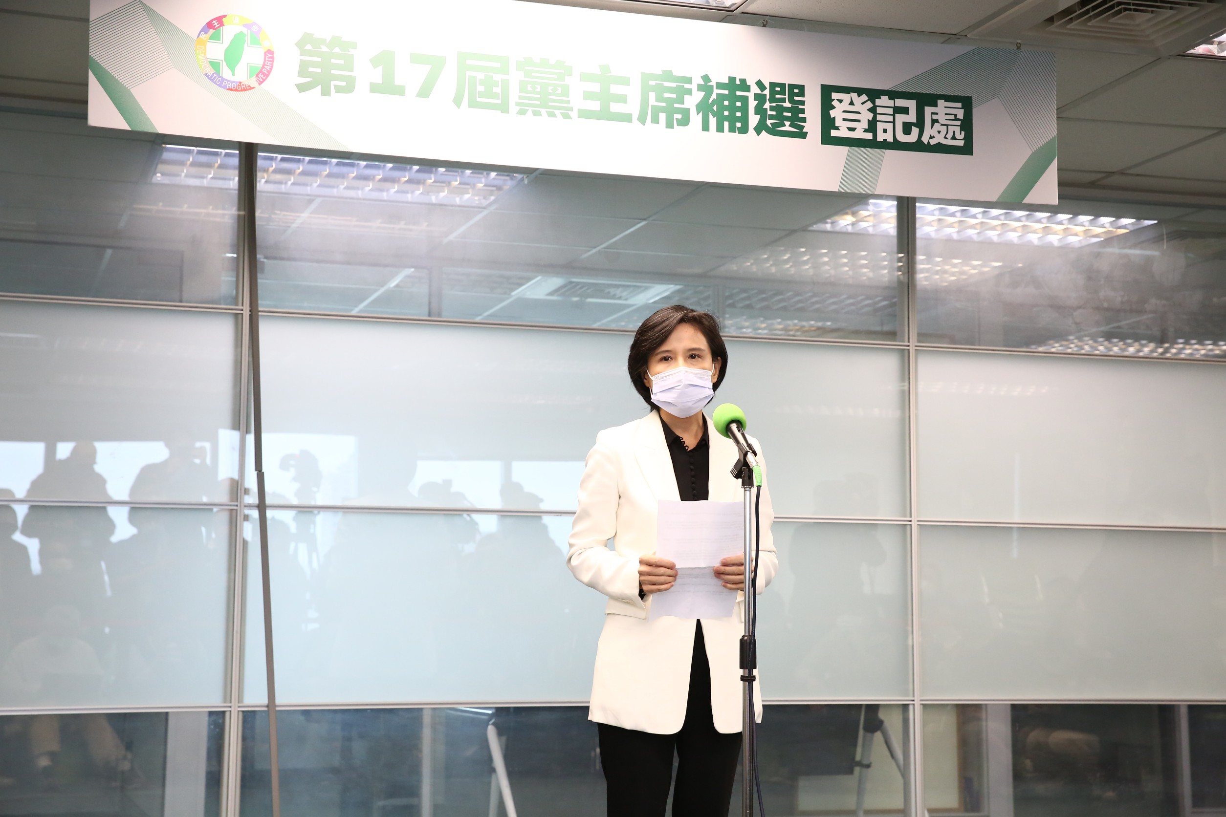 賴清德今委由鄭麗君前往黨中央登記參加第17屆黨魁補選。