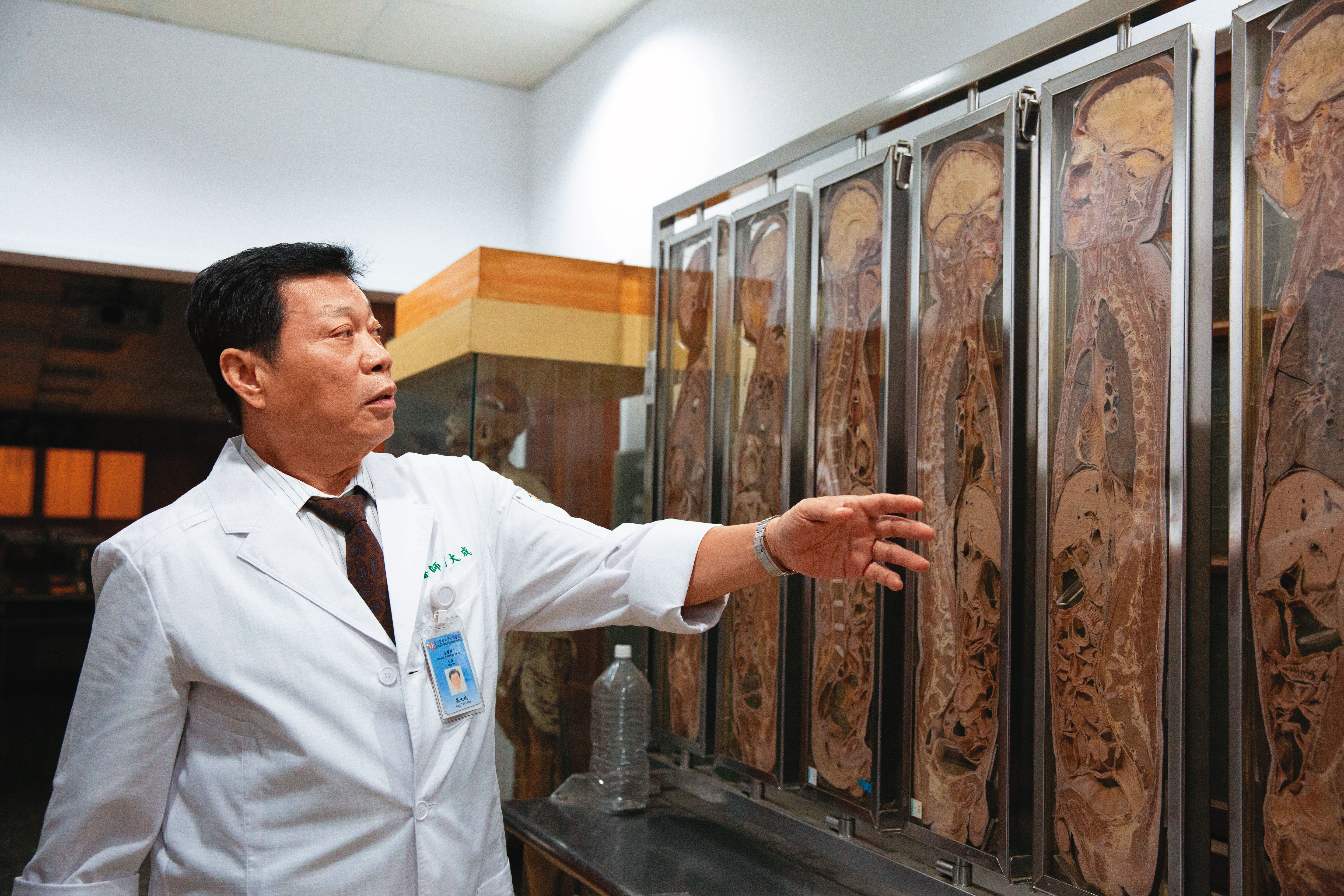 高大成擔任法醫逾30年，解剖、勘驗過上萬具屍體，個性直接敢言，各界對他有褒有貶。