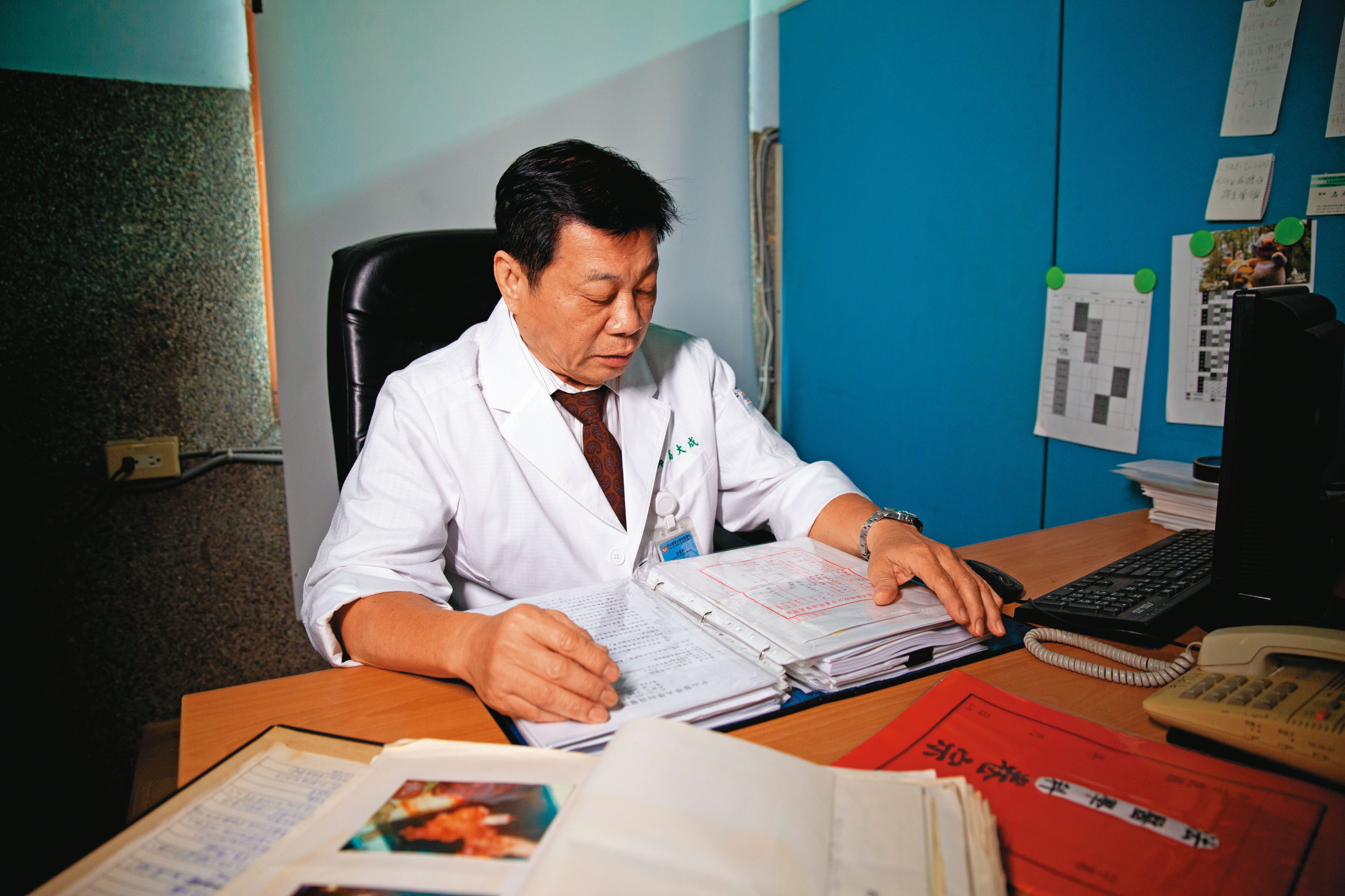 法醫高大成表示，可以透過驗屍查出張文的傷勢，就能研判其墜樓的意圖。（本刊資料照）