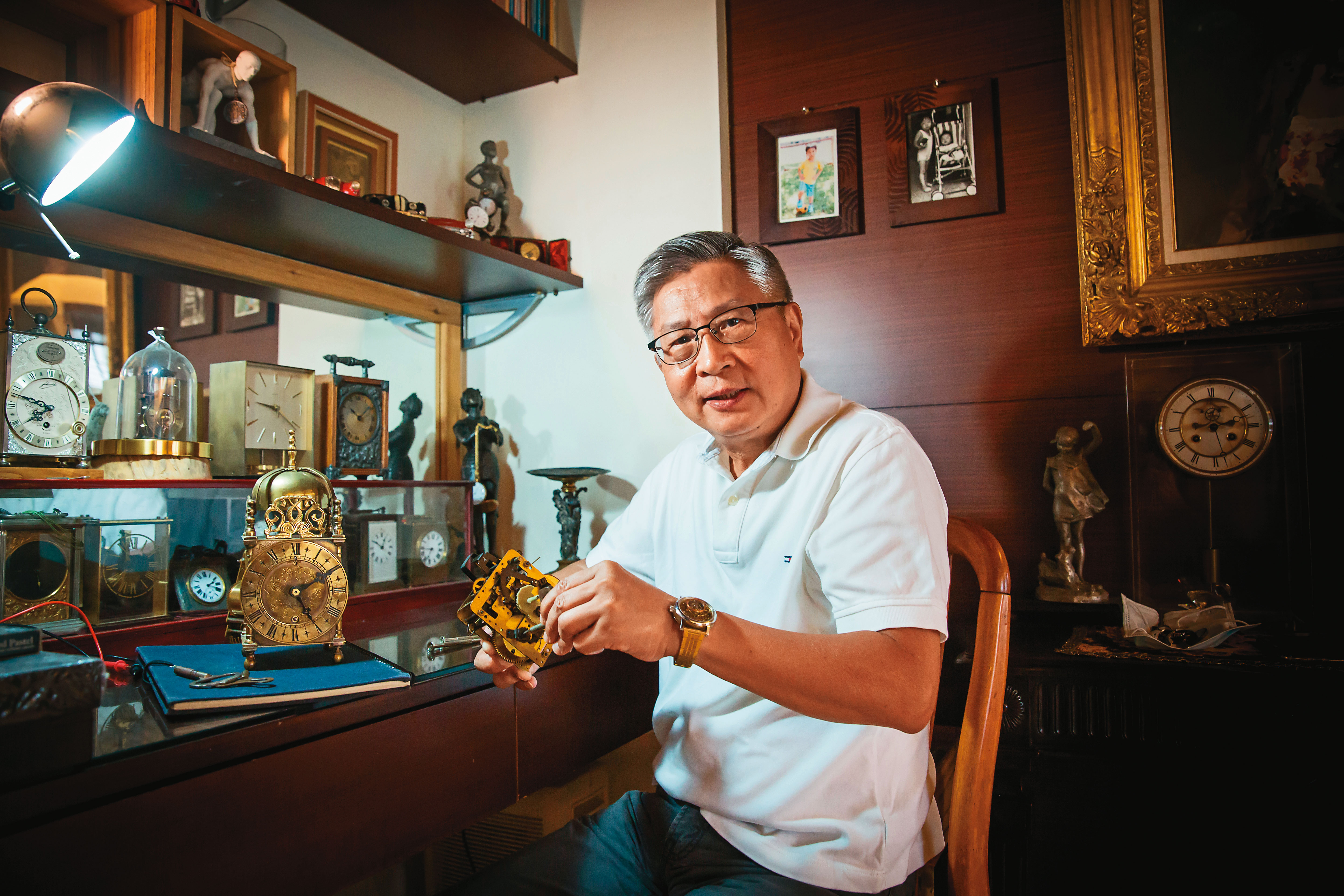 退休後，江育誠過自己想要的生活，專注修鐘錶、繪畫、攝影，馳騁第二人生風采。