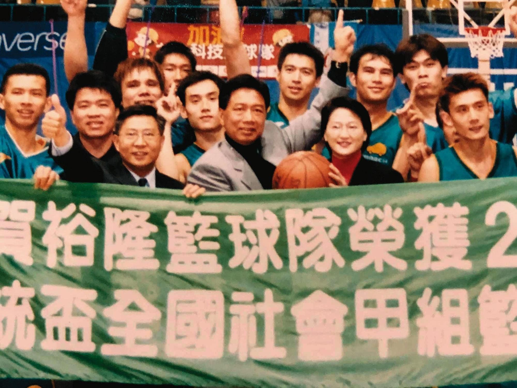 江育誠(前左1)曾任裕隆籃球隊協理,協助管理球隊。前左2為總教練錢一飛、前右2為現任裕隆集團董事長嚴陳莉蓮。(翻攝江育誠臉書)