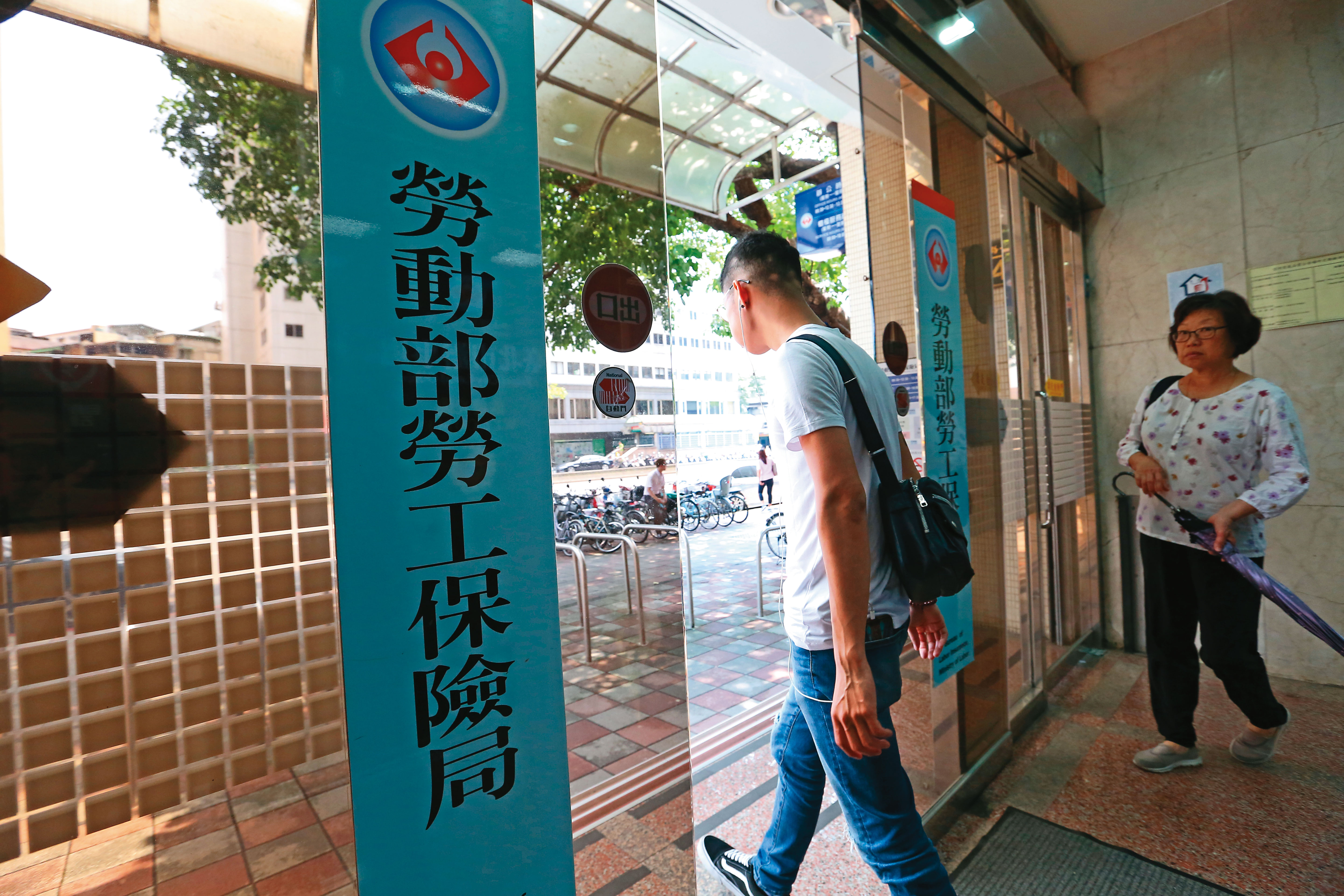 以勞保勞退月入3萬元打底,再加上ETF,其實需要準備的退休金會比想像的少。