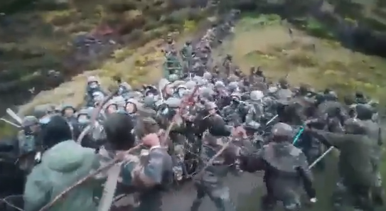 中國戰狼VS.印度棍棒誰贏?共軍如地鼠遭暴打擊退,「老衲的棒子」超強悍。(翻自推特)
