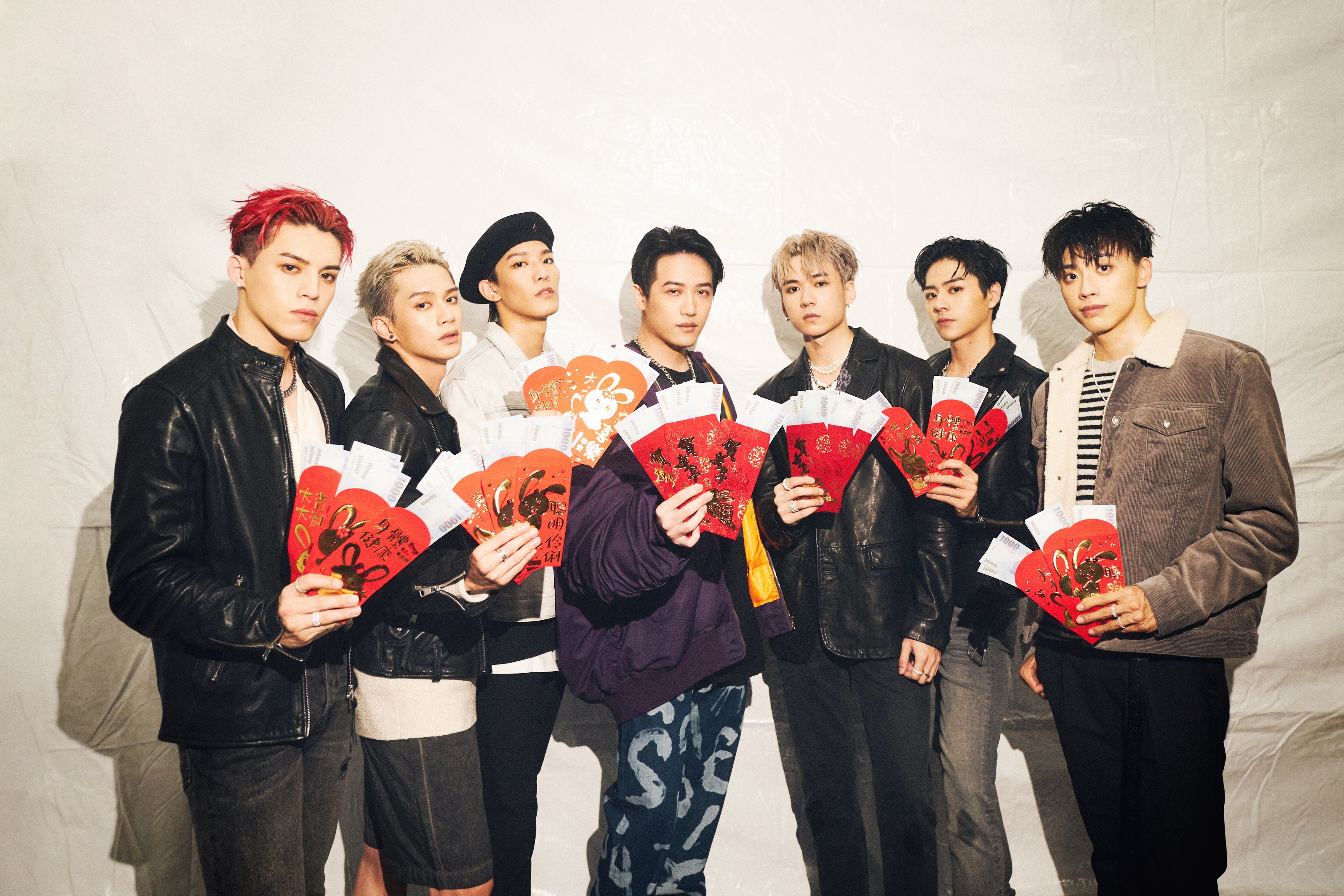 下個月準備要迎來農曆新年，Ozone、熊仔也提前慶祝兔年的到來，手拿紅包帥氣合影，祝福大家新年快樂。（索尼音樂提供）