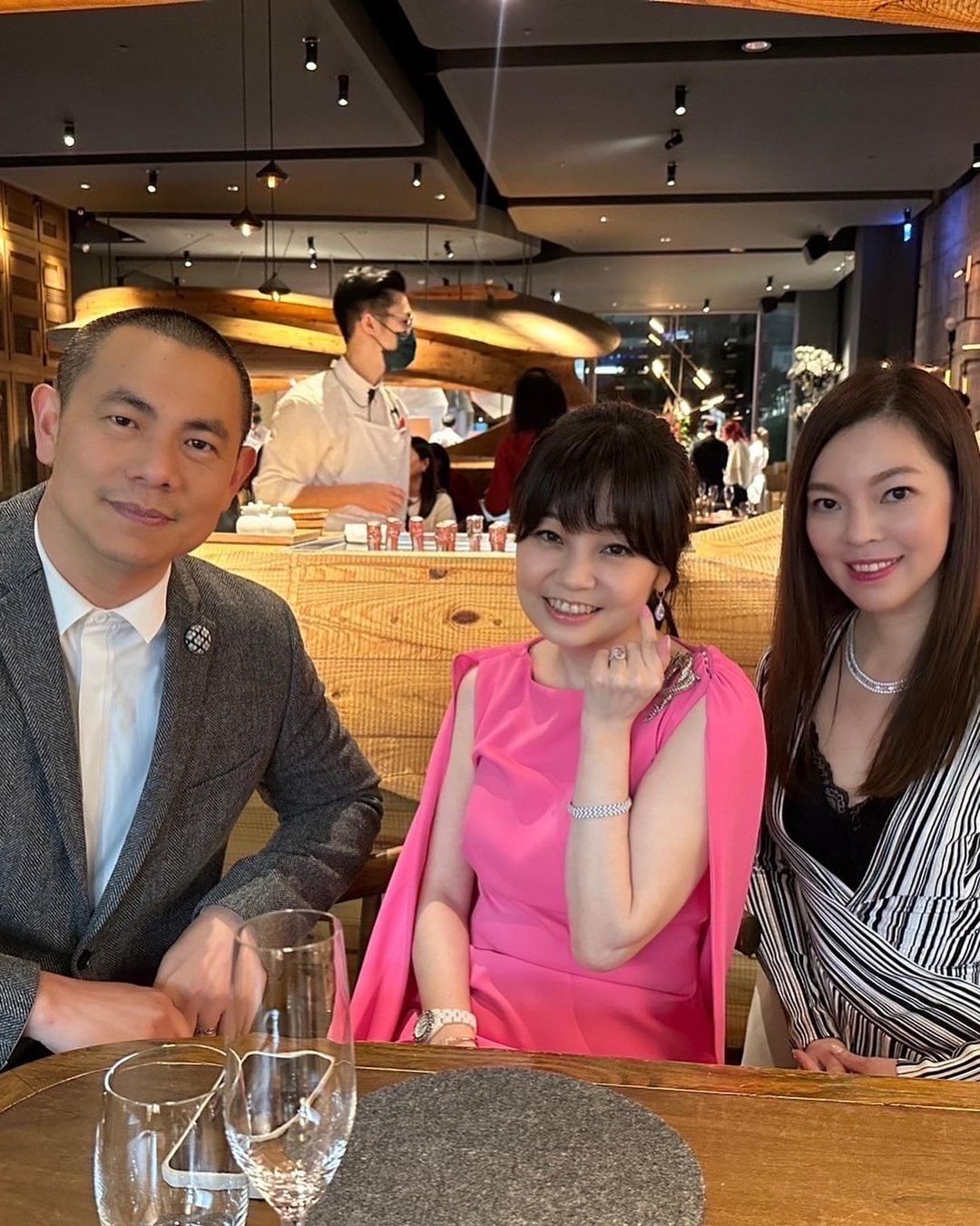 當晚活動在米其林餐廳RAW舉辦,左為主廚江振誠。(翻攝en0530 IG)