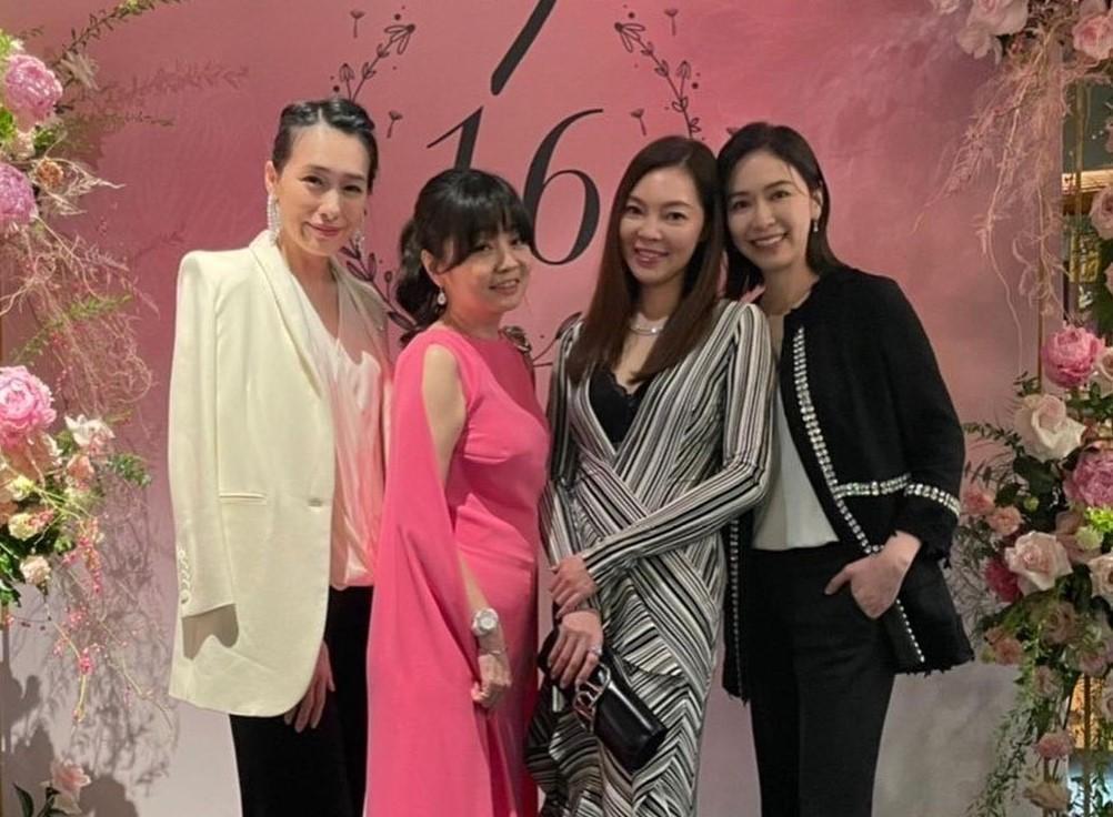 曾馨瑩(右二)與蔡依珊(右一)出席時尚雜誌週年慈善晚宴,左起為陳妍嵐、黃珏萍。(翻攝en0530 IG)