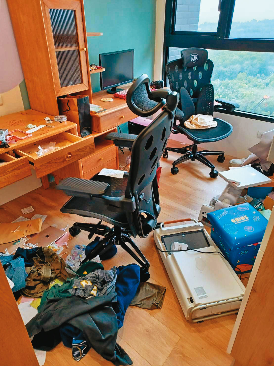 事件發生後，Josh重返住所，拍下屋內被前妻搗毀的凌亂景象。