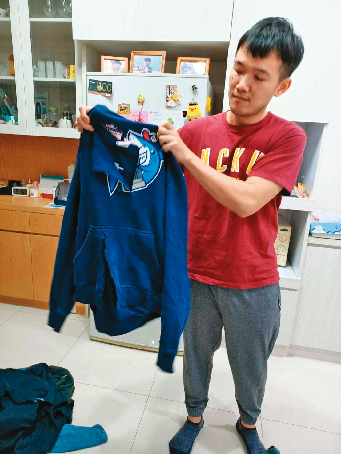 Josh逃離住所後，前妻將他收藏的球衣剪破。（Josh提供）