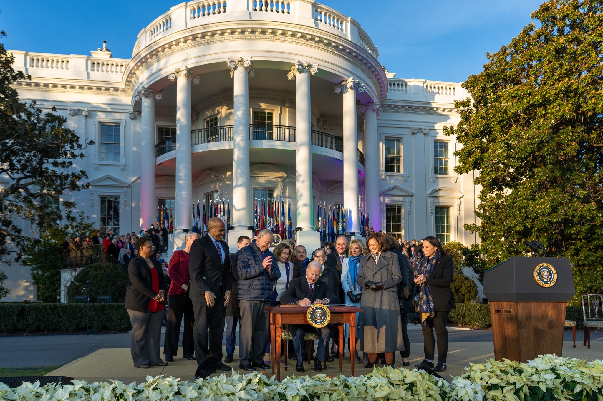 美國總統拜登近日簽署《尊重婚姻法》使同性及跨種族受到聯邦法律保護。（翻攝The White House臉書）
