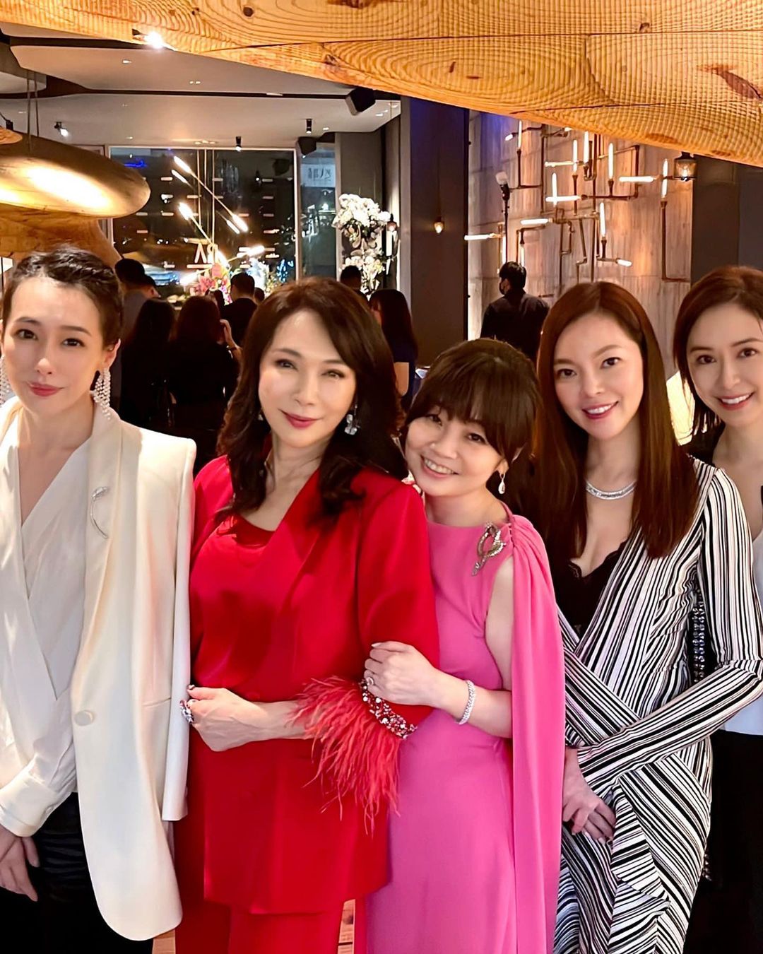 曾馨瑩(右二)穿深V爆乳裝小秀性感。(翻攝en0530 IG)