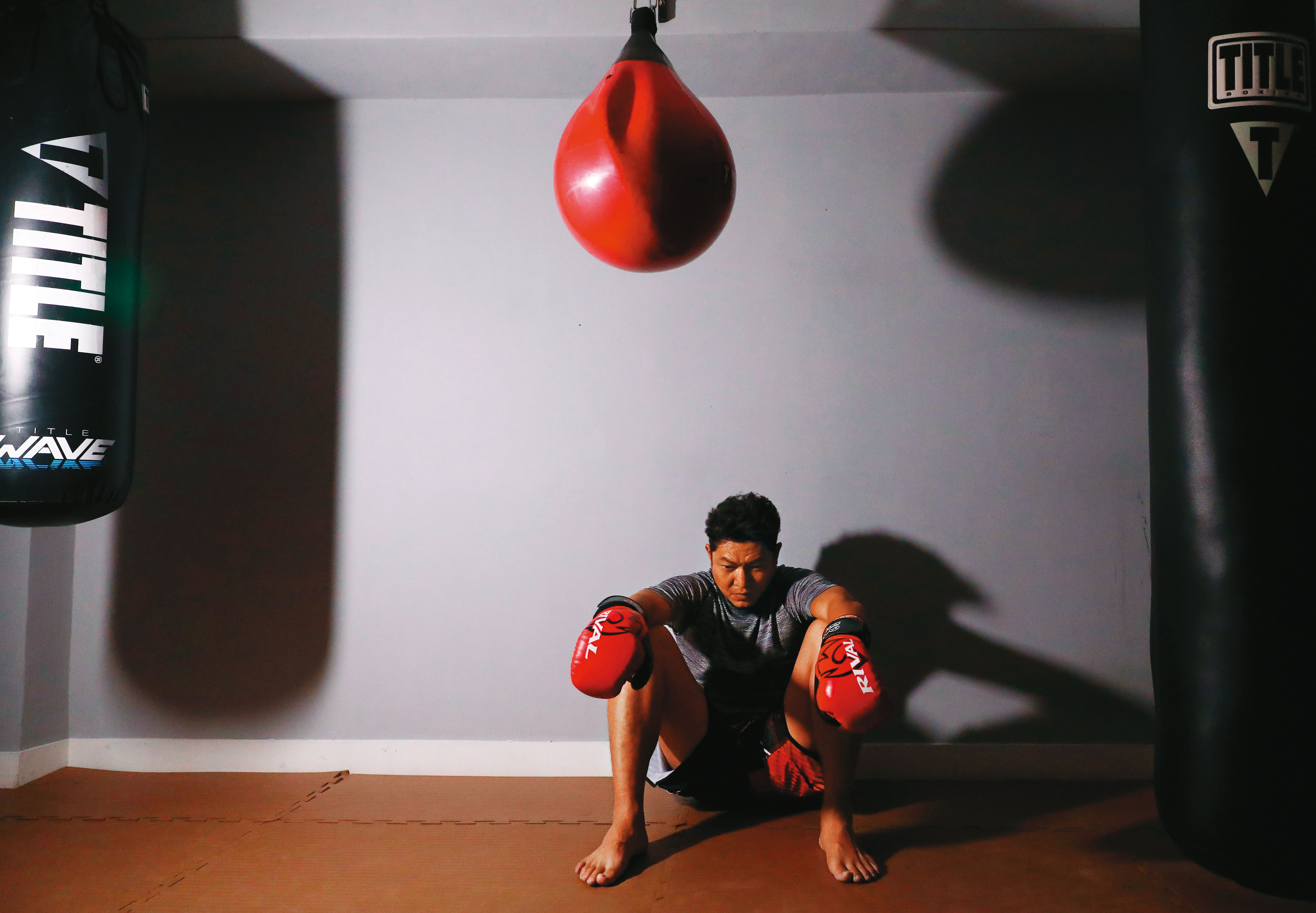 在傳統性別刻板框架下，男性較難願意公開承認自己是家暴受害者。Sam是此次採訪案例中，少數願意露面談自己心路歷程的受訪者。